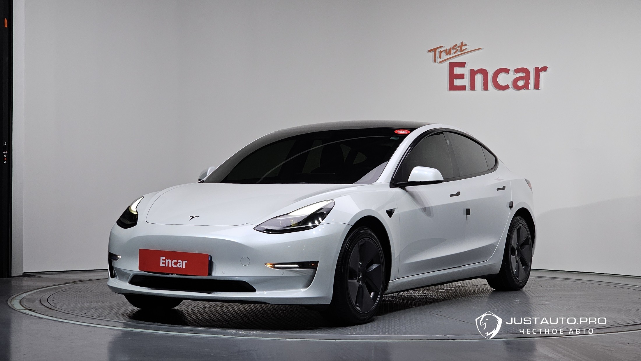 Автомобиль Tesla Model 3