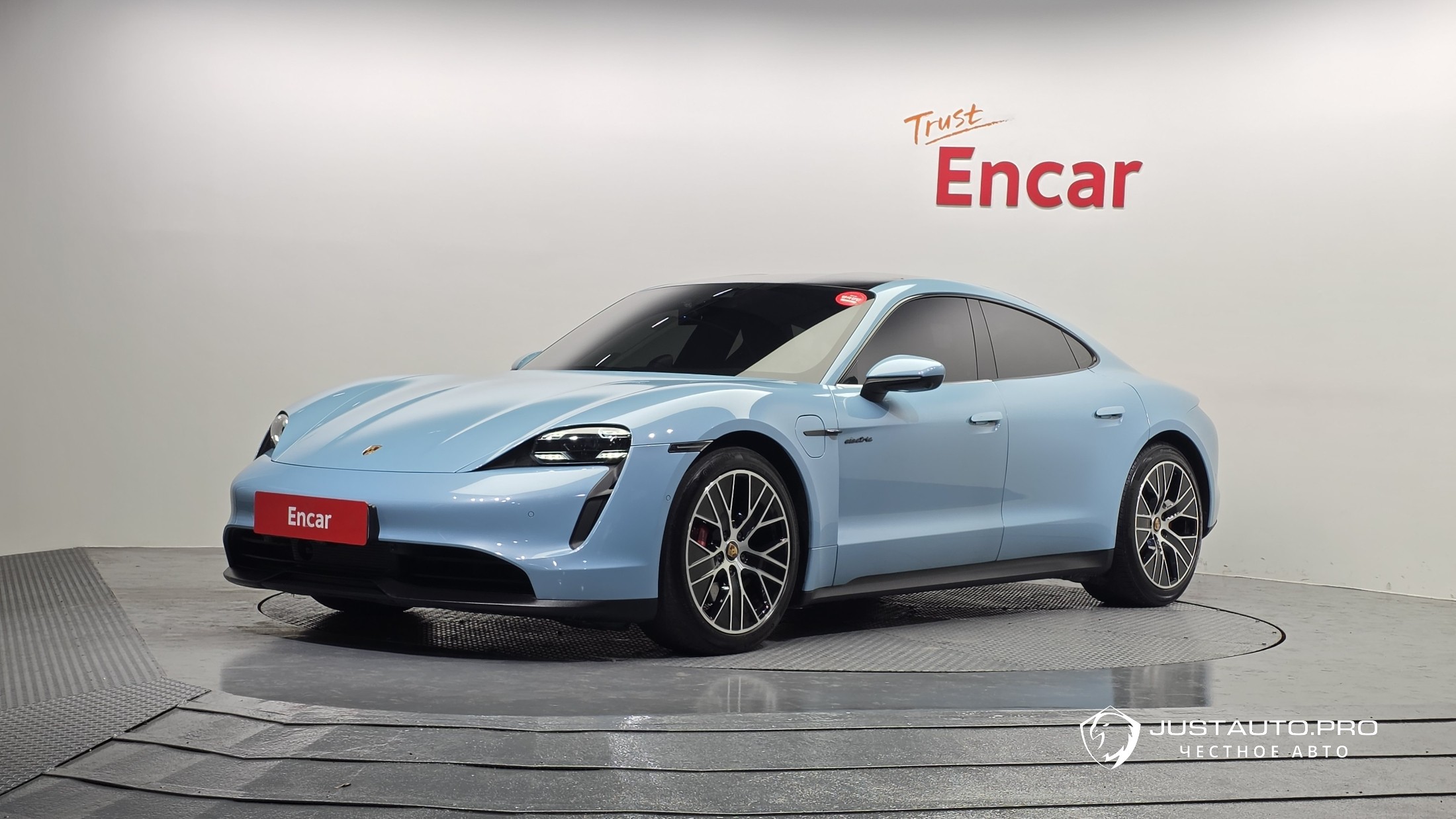 Автомобиль Porsche Taycan