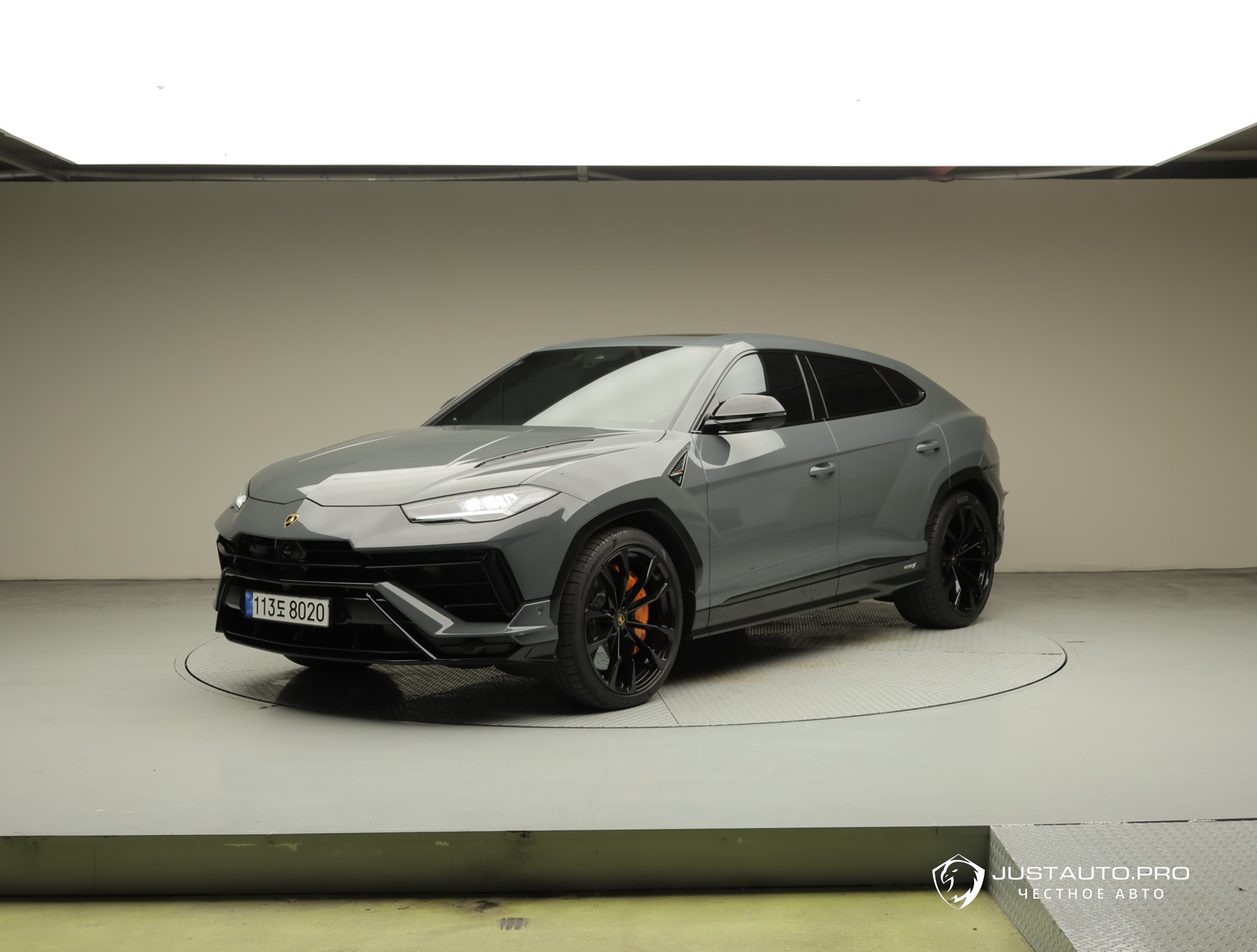 Автомобиль Lamborghini Urus