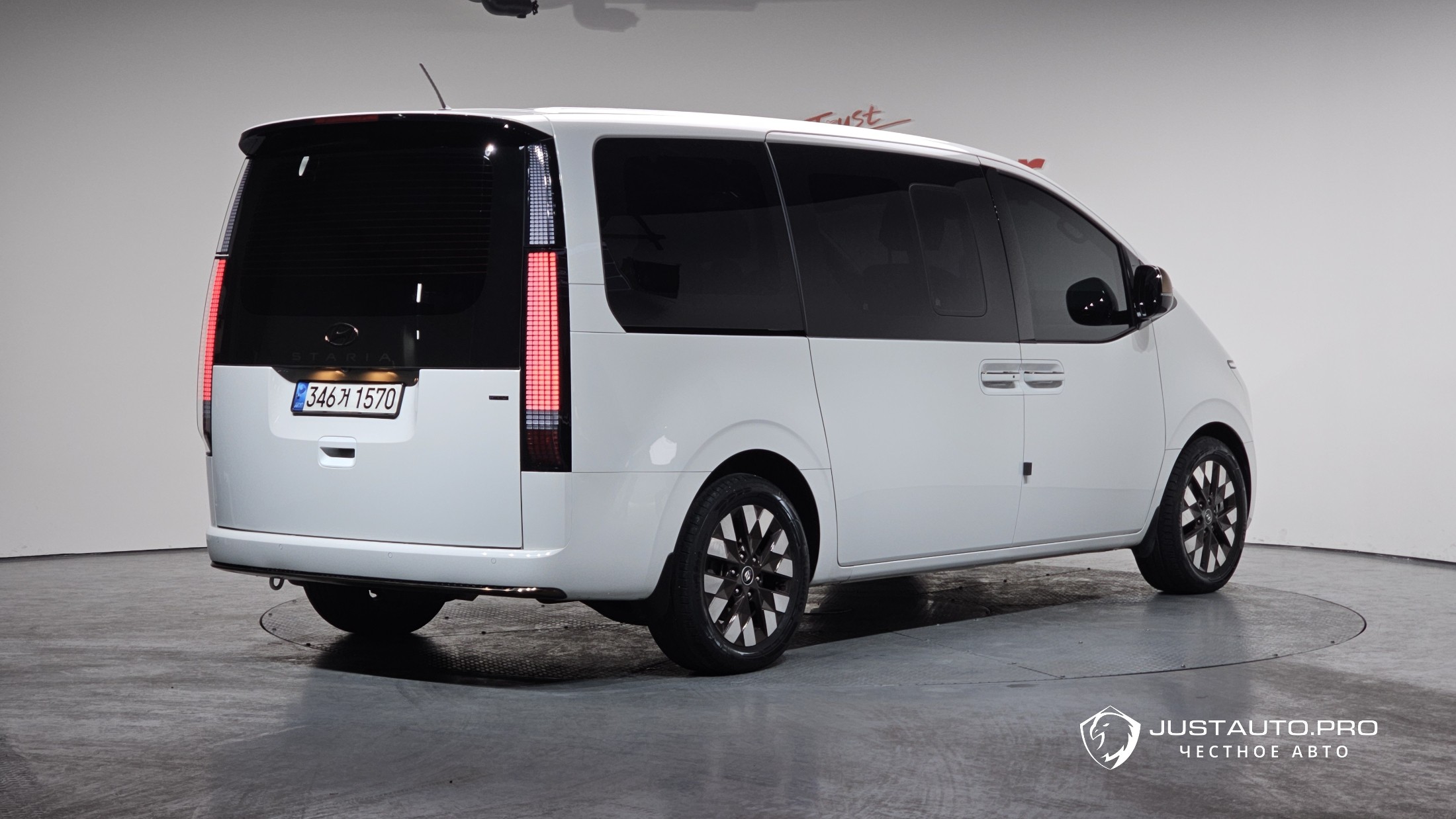 Автомобиль Hyundai Staria