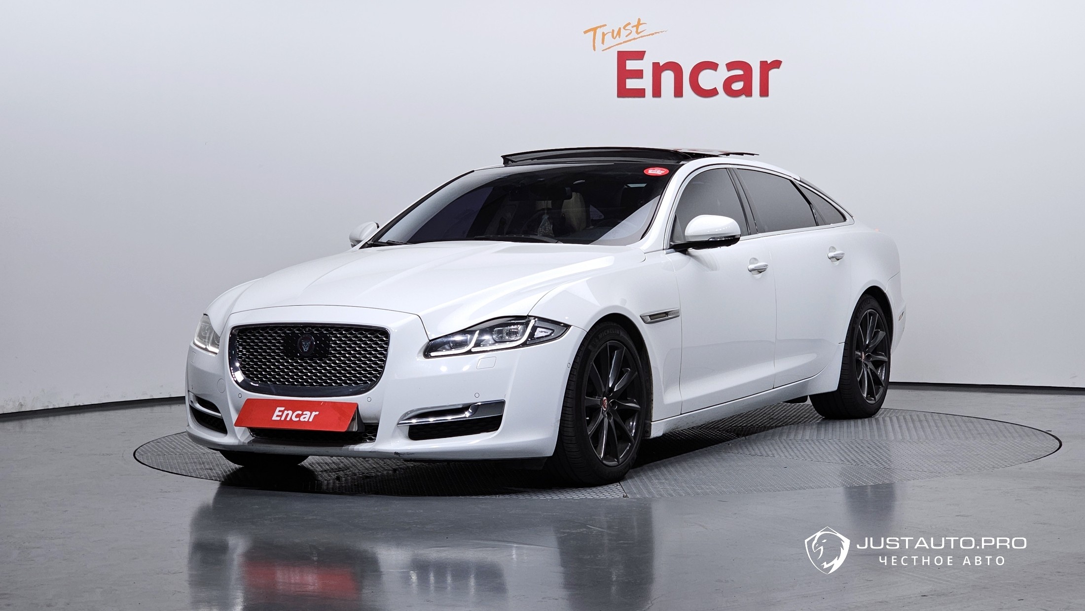 Автомобиль Jaguar XJ