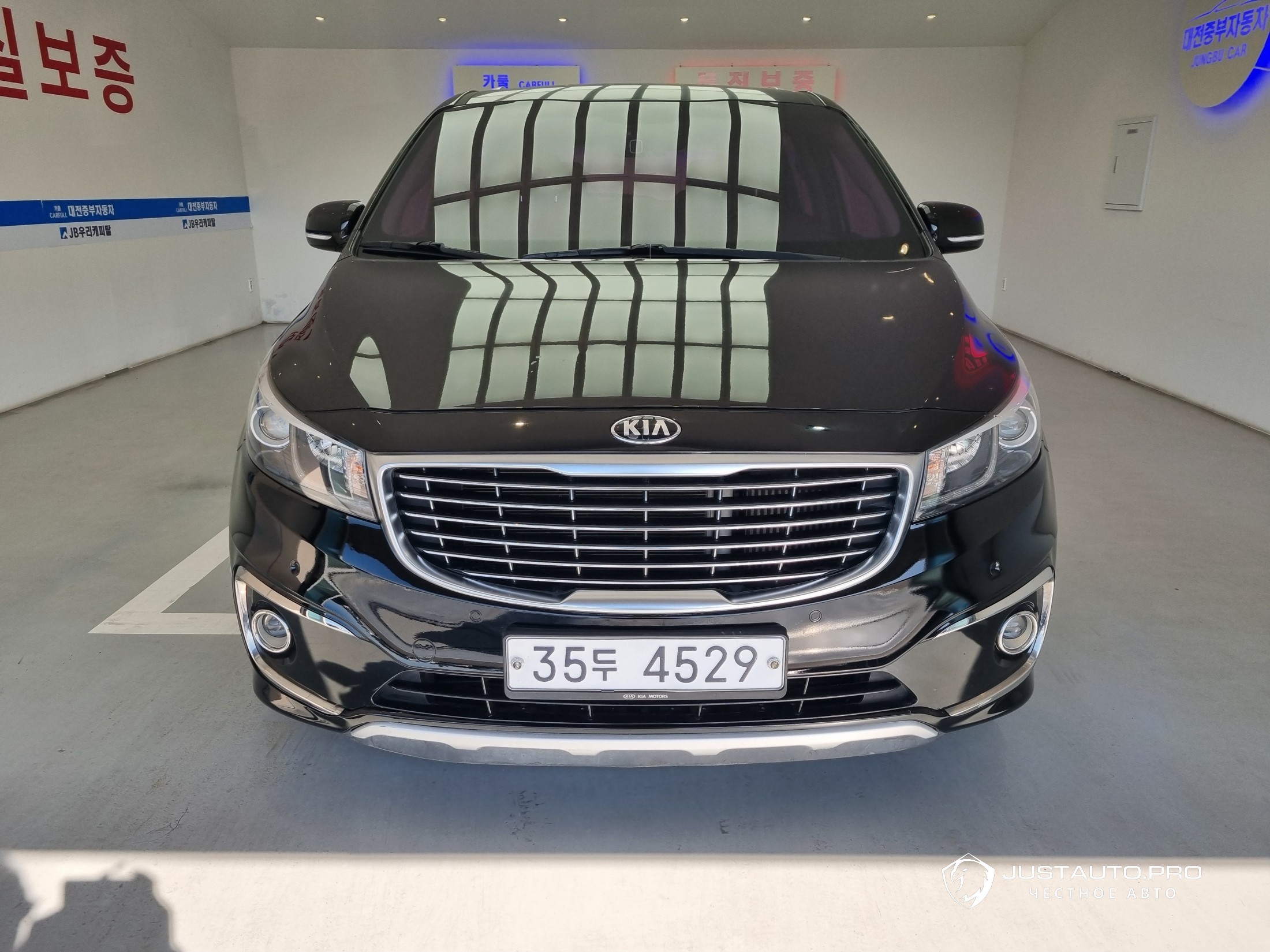 Автомобиль Kia Canival