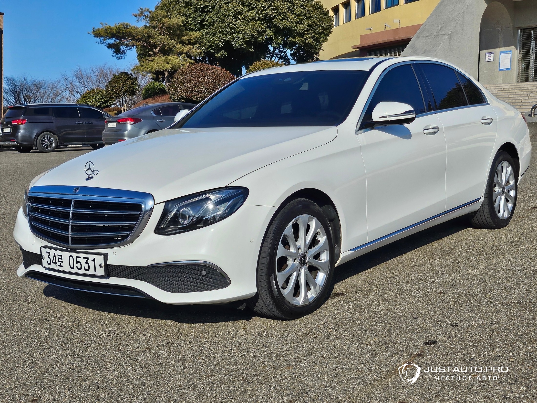 Автомобиль Mercedes-Benz E-Class