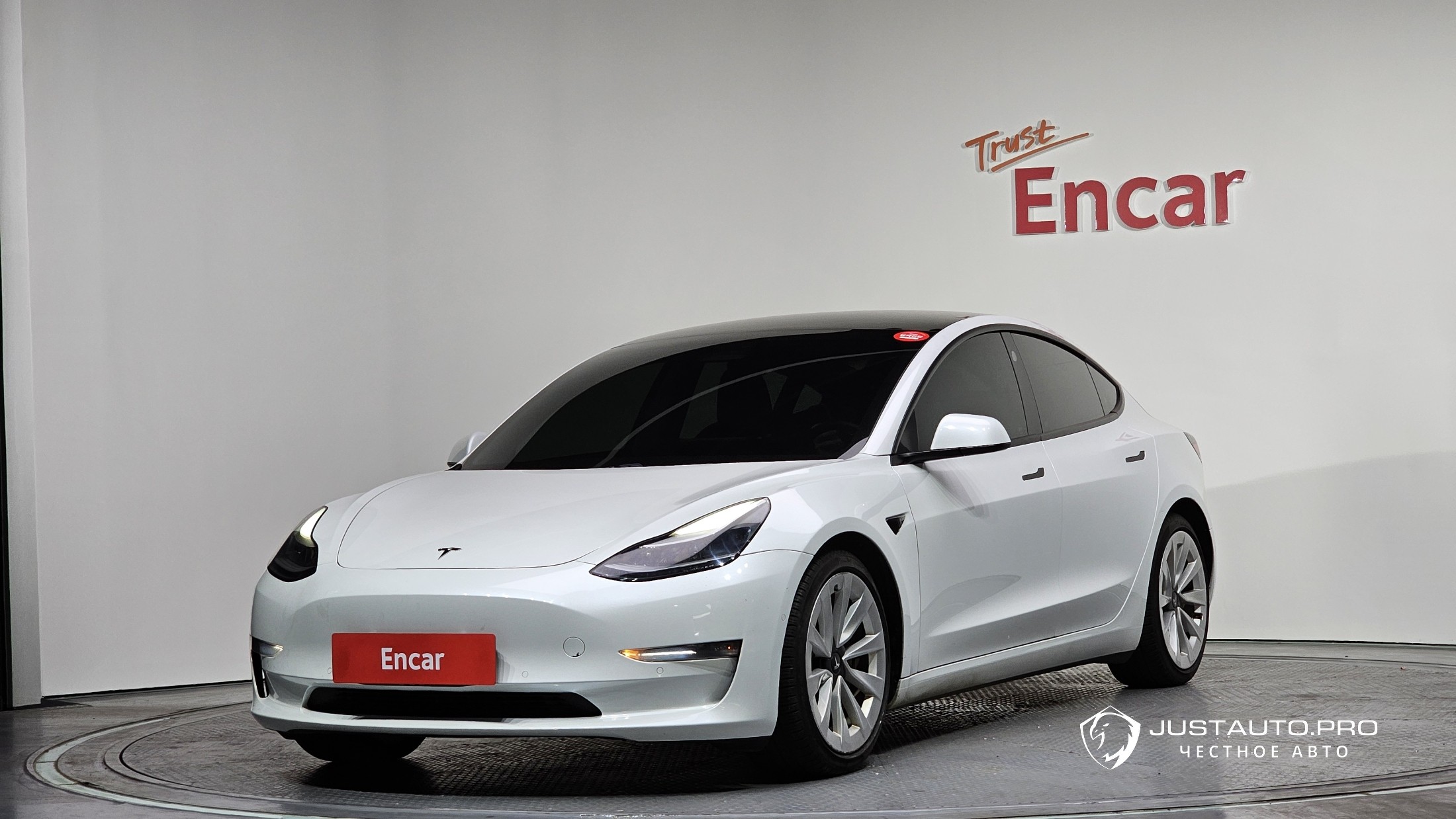 Автомобиль Tesla Model 3