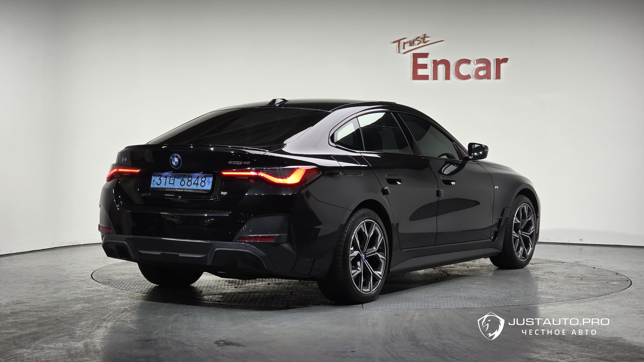 Автомобиль BMW i4