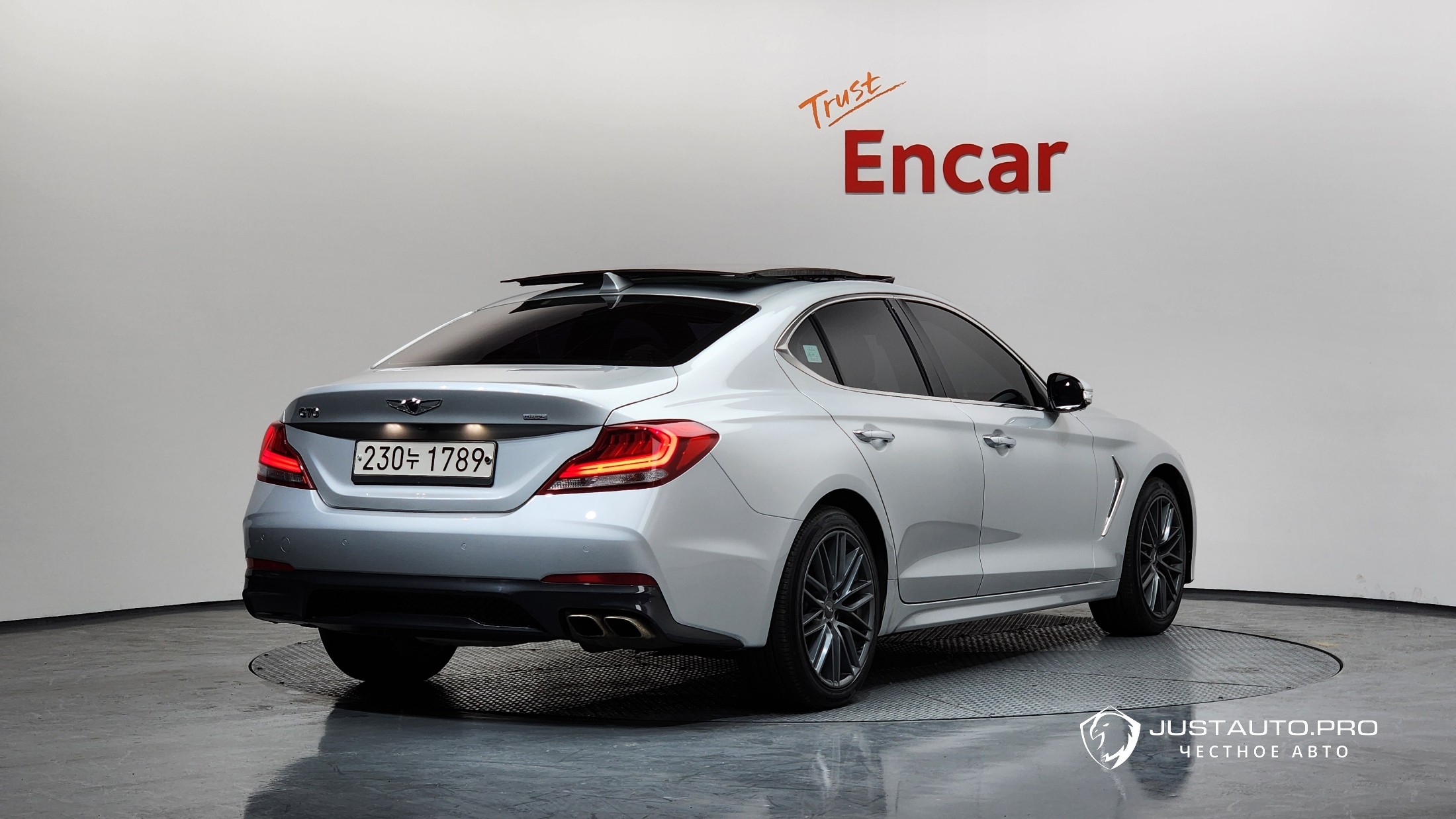 Автомобиль Genesis G70