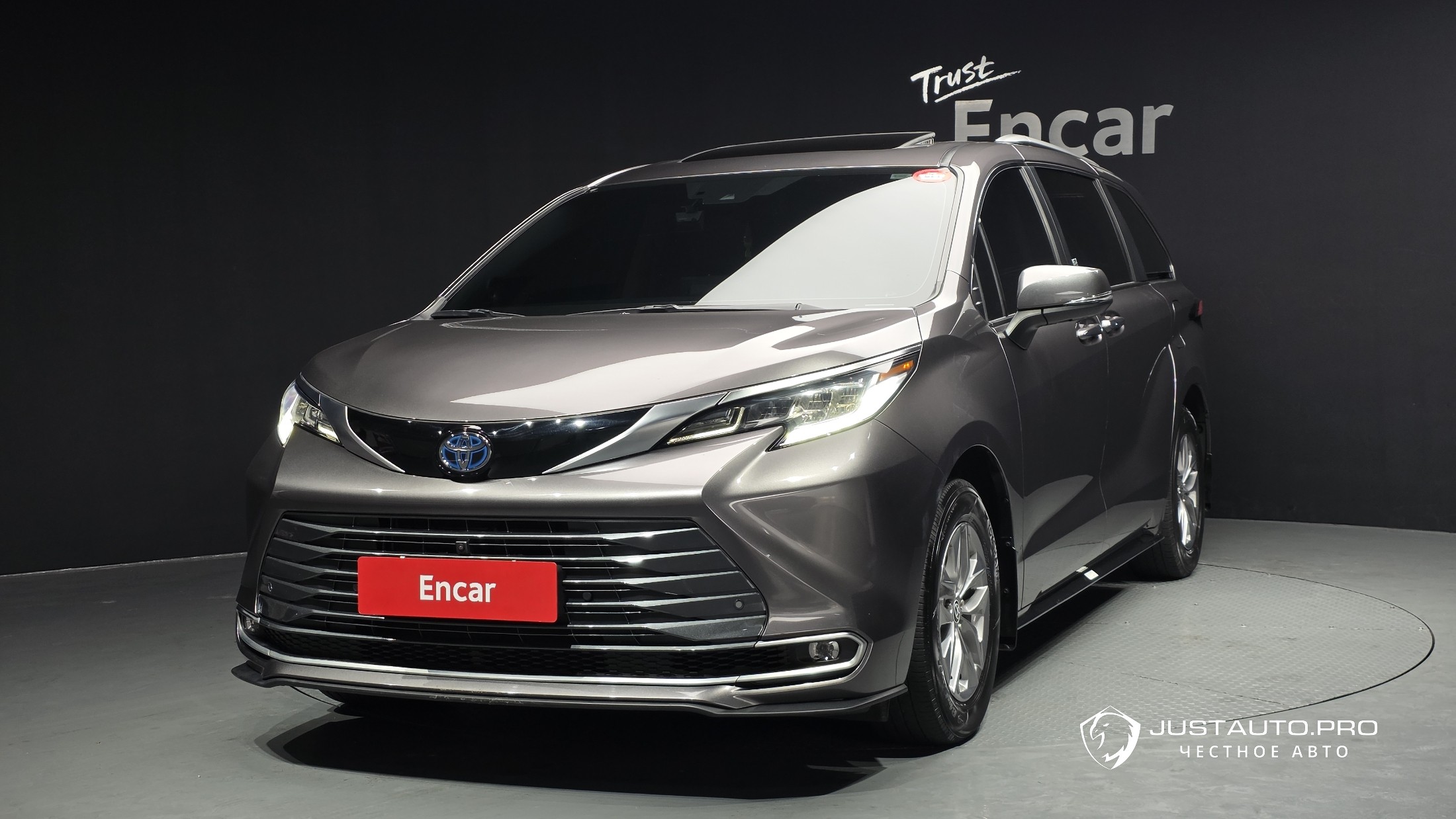 Автомобиль Toyota Sienna