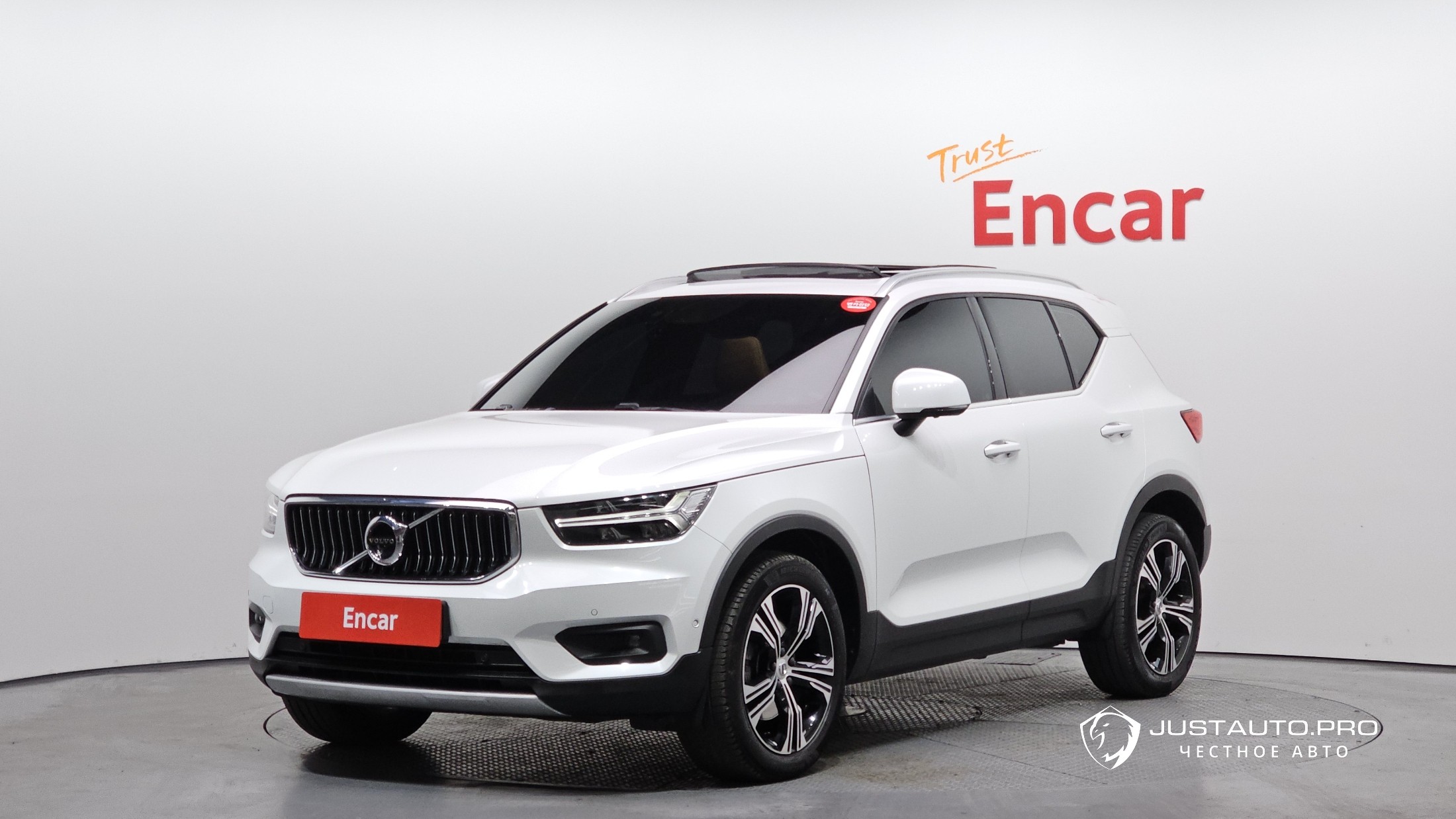 Автомобиль Volvo XC40