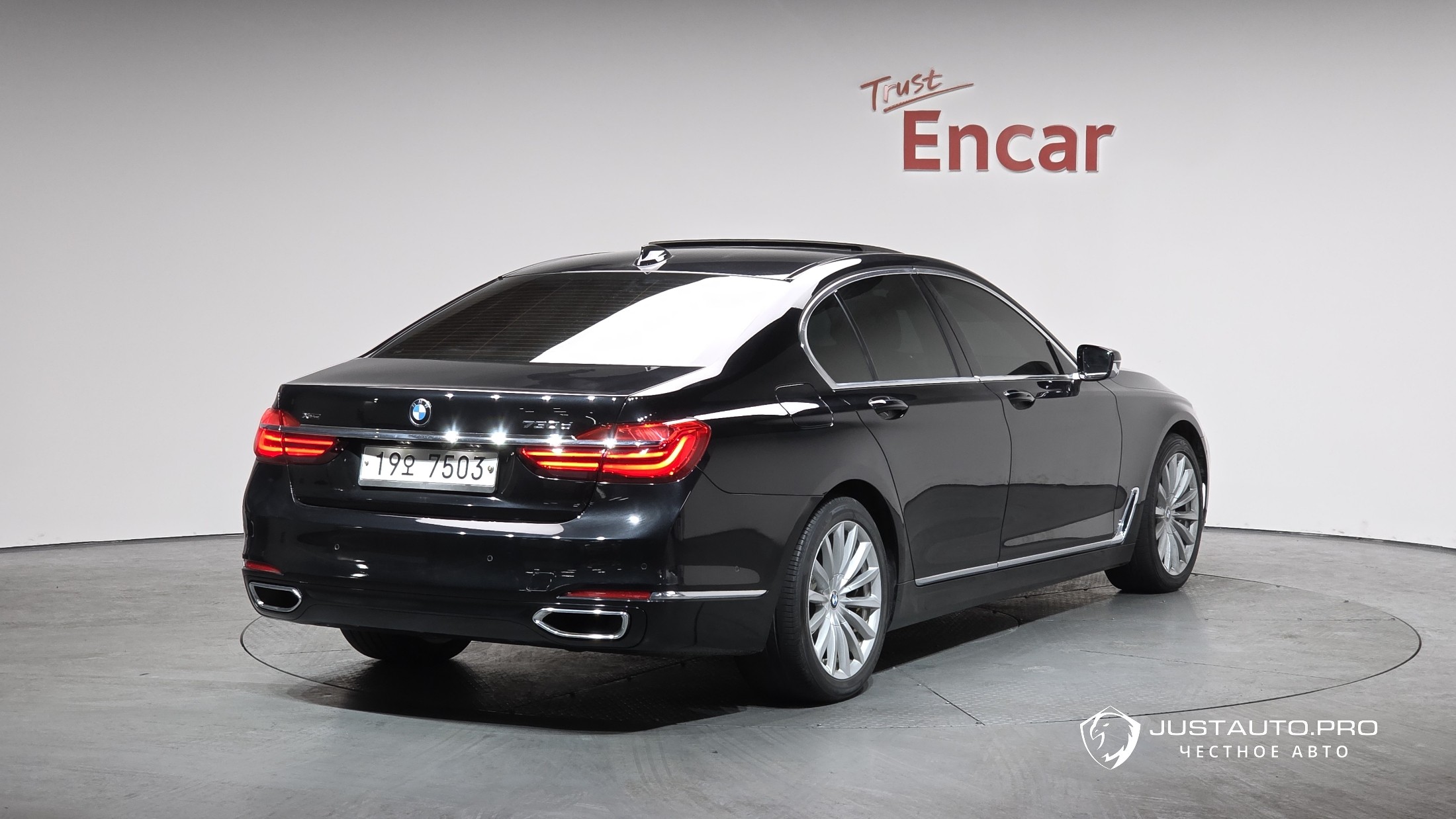 Автомобиль BMW 7-Series