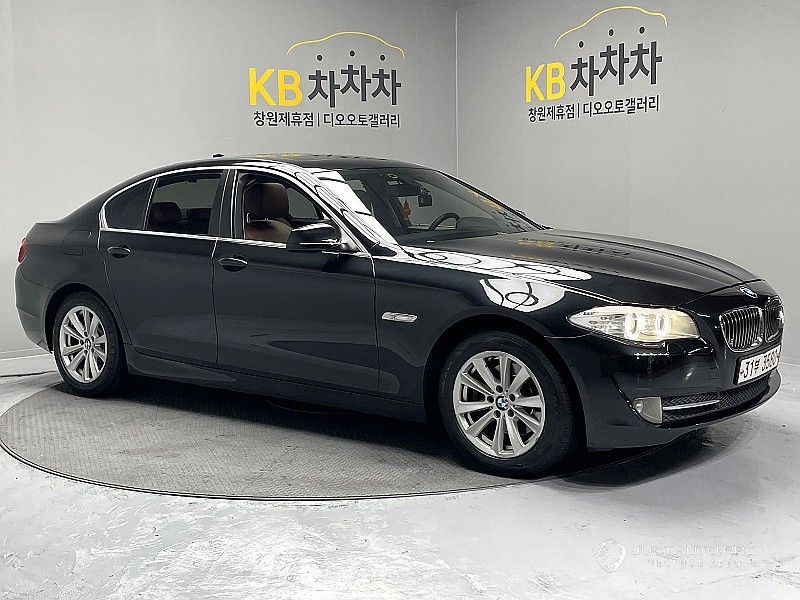 Автомобиль BMW 5-Series