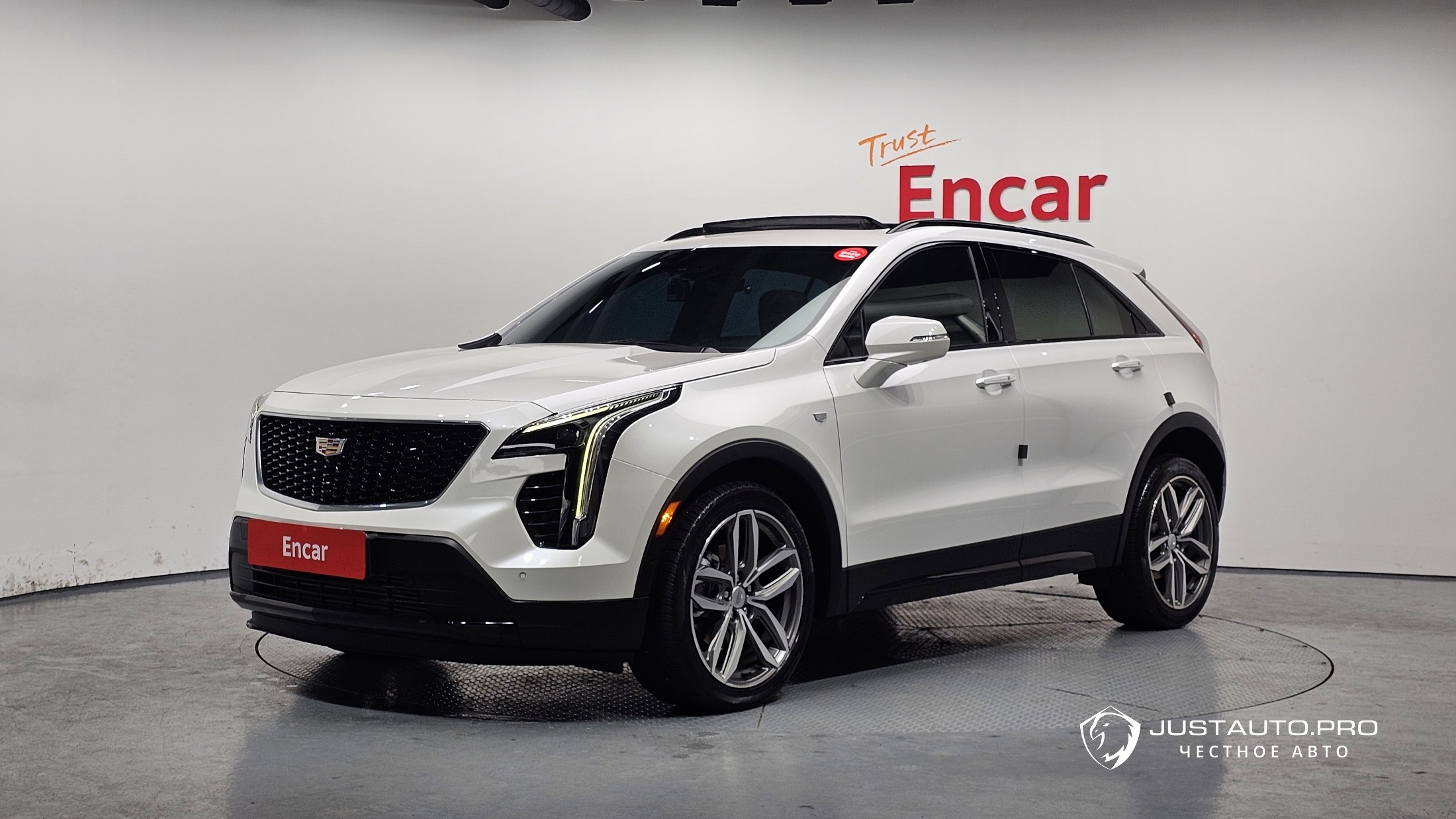 Автомобиль Cadillac XT4