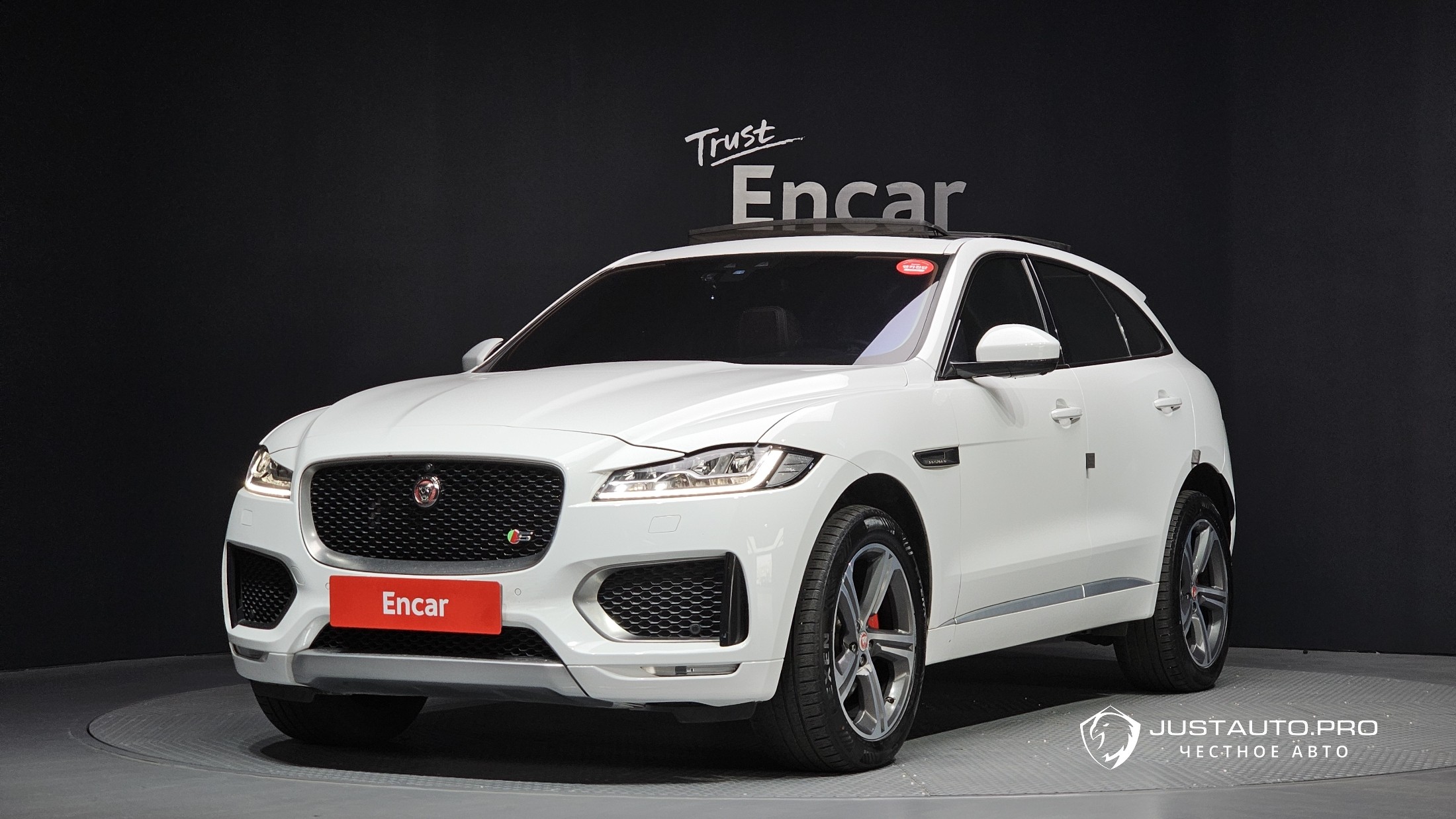 Автомобиль Jaguar F-PACE