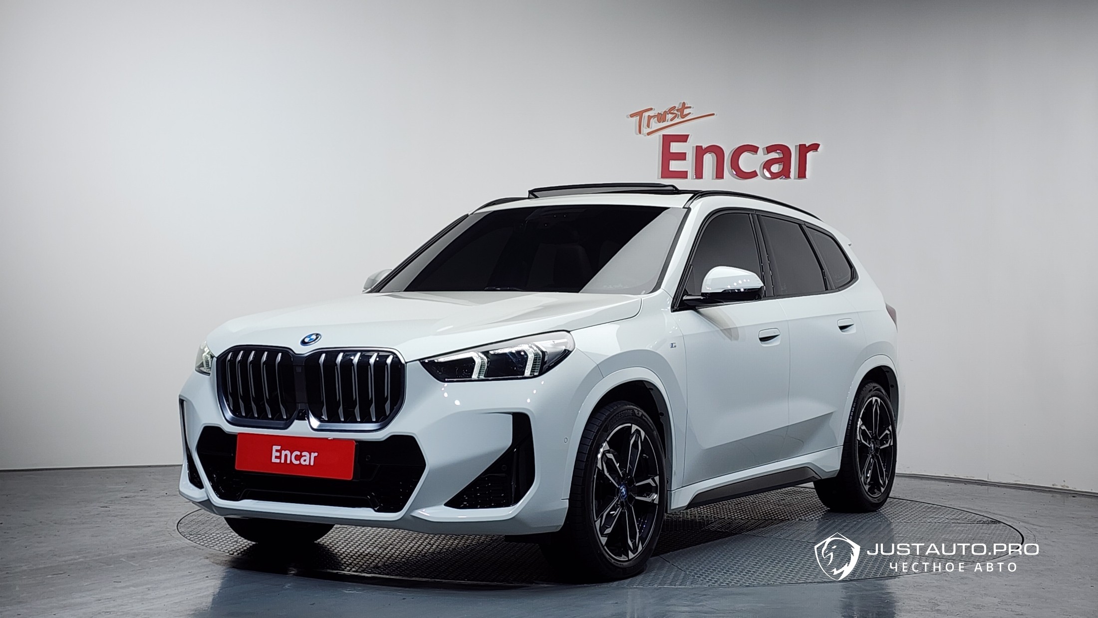 Автомобиль BMW iX1