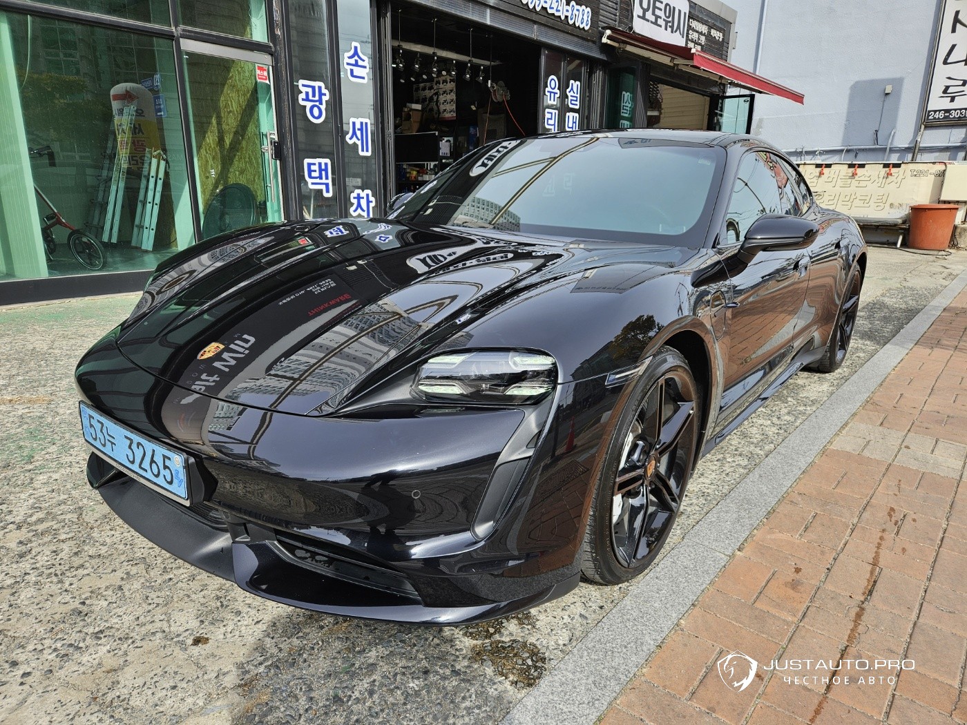 Автомобиль Porsche Taycan