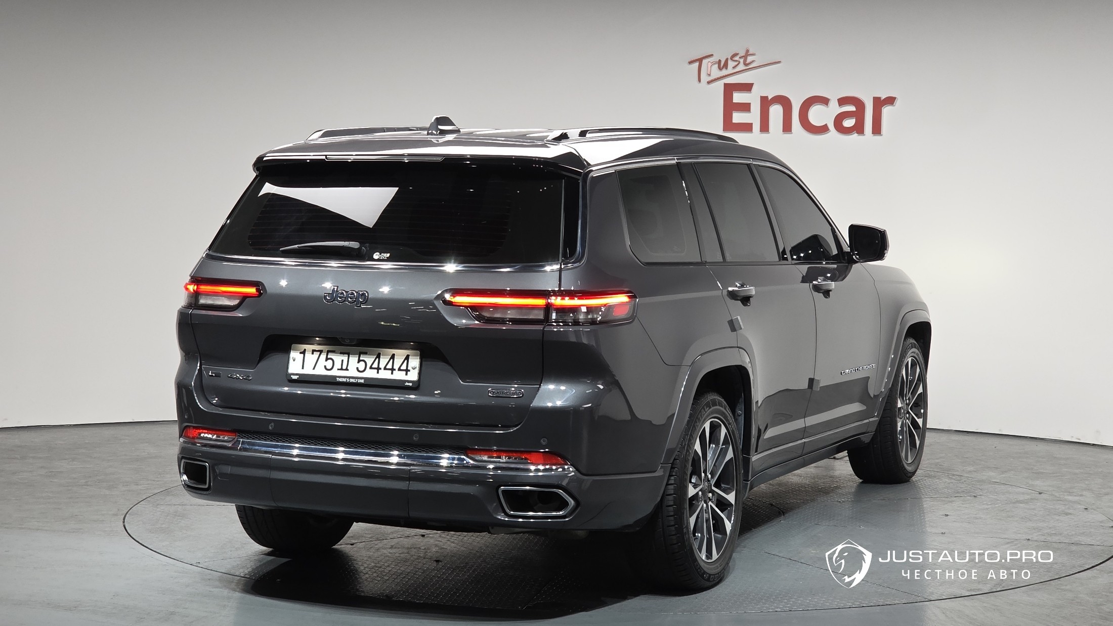 Автомобиль Jeep Cherokee