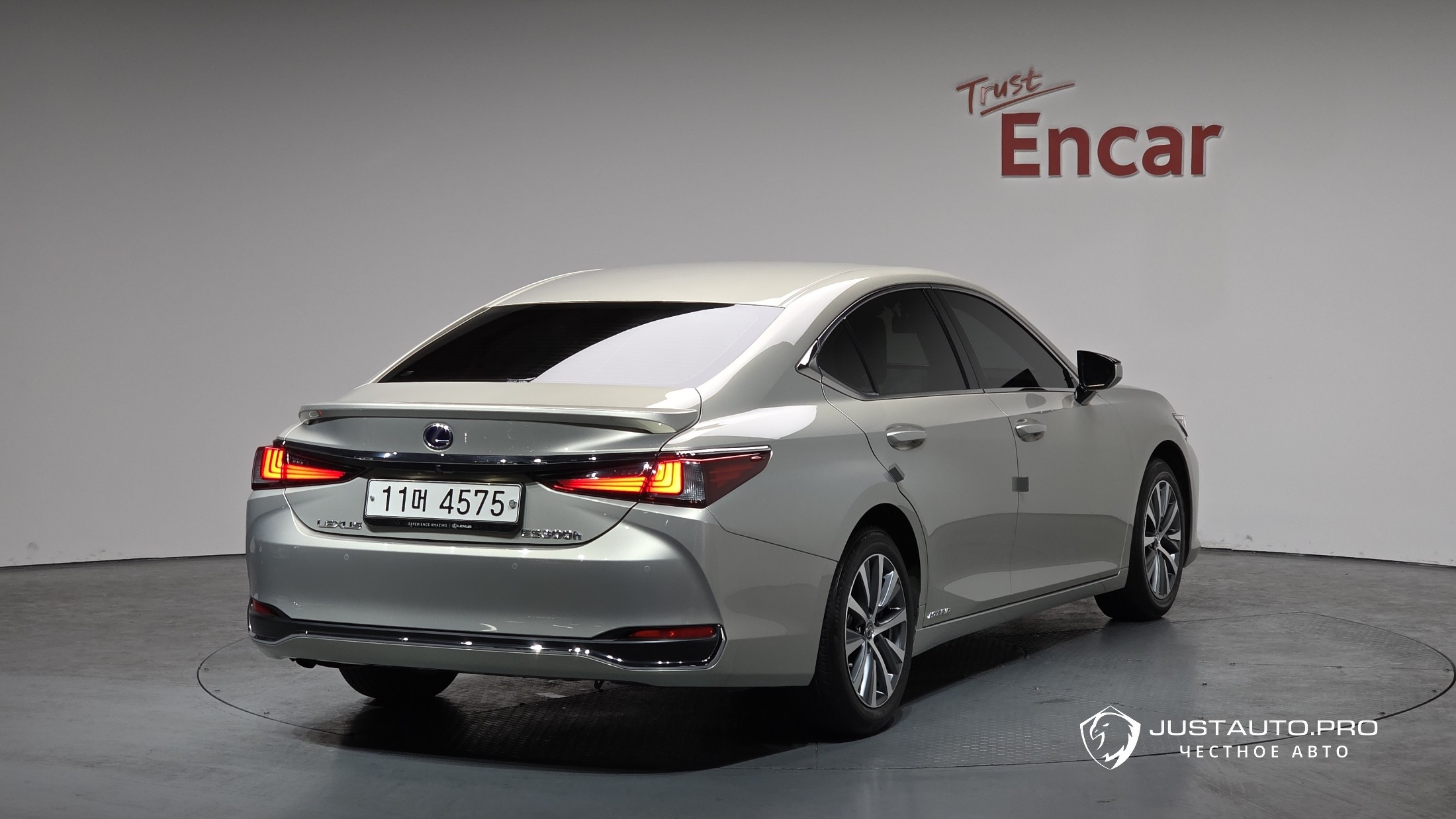 Автомобиль Lexus ES