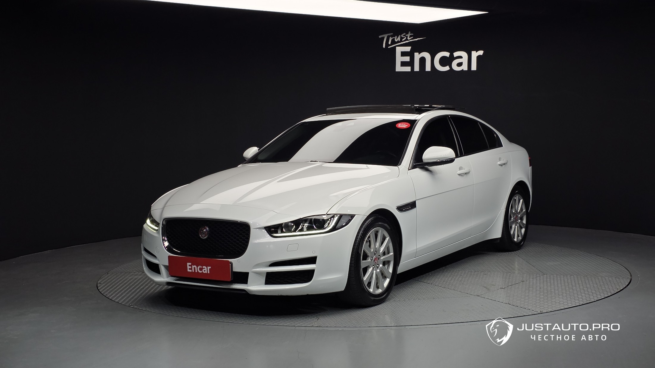 Автомобиль Jaguar XE
