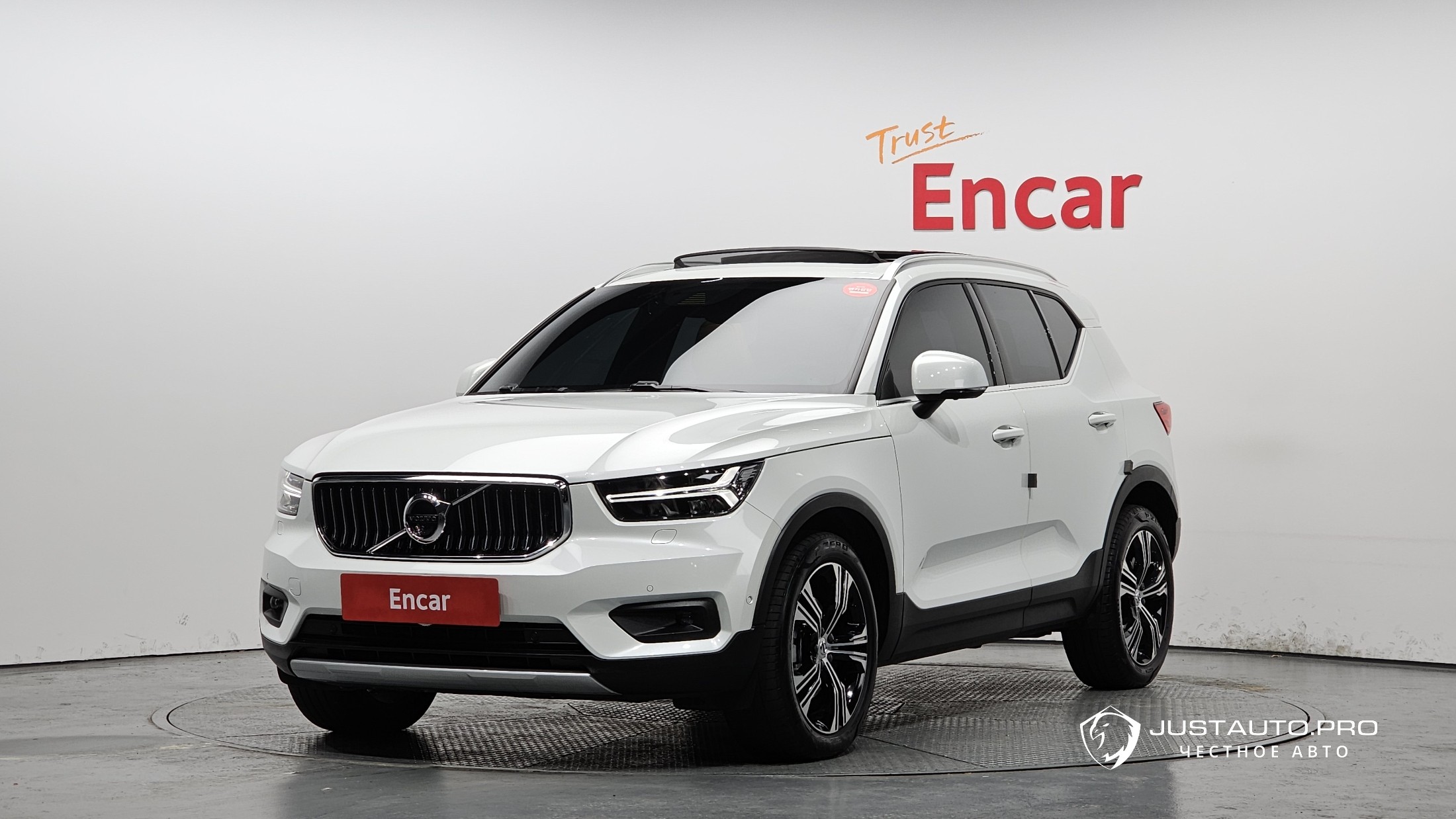 Автомобиль Volvo XC40