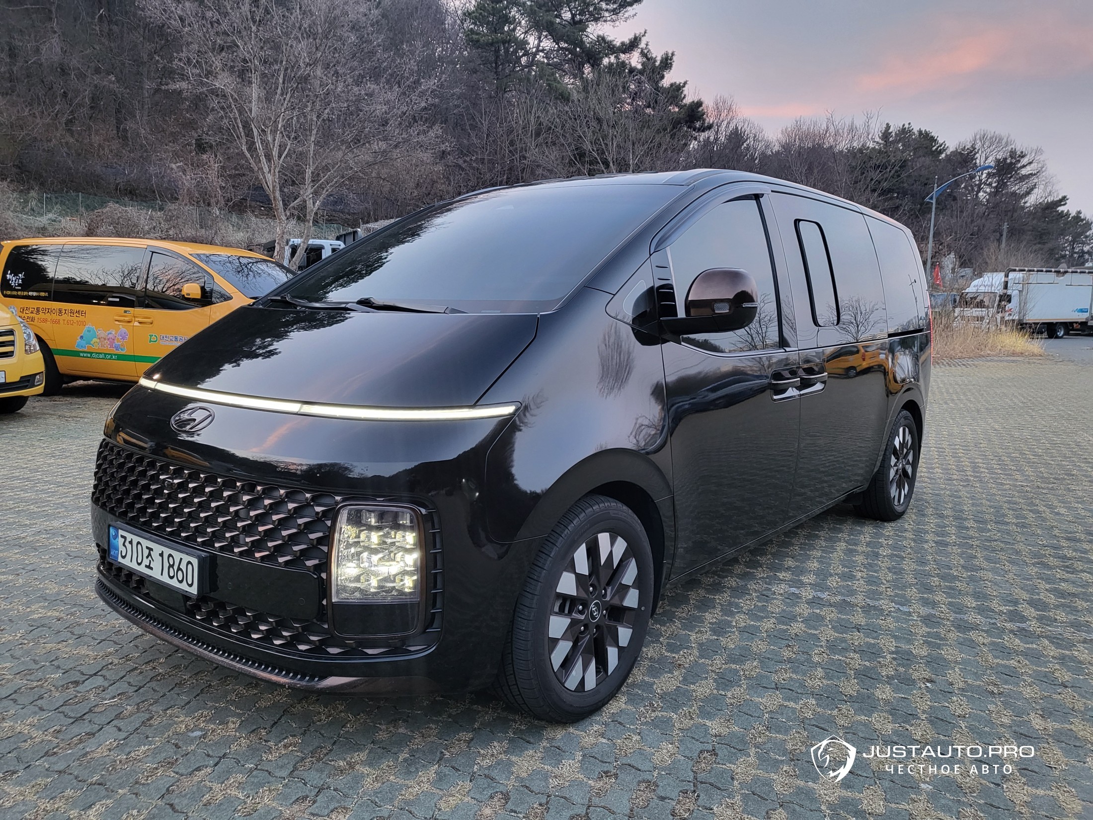 Автомобиль Hyundai Staria
