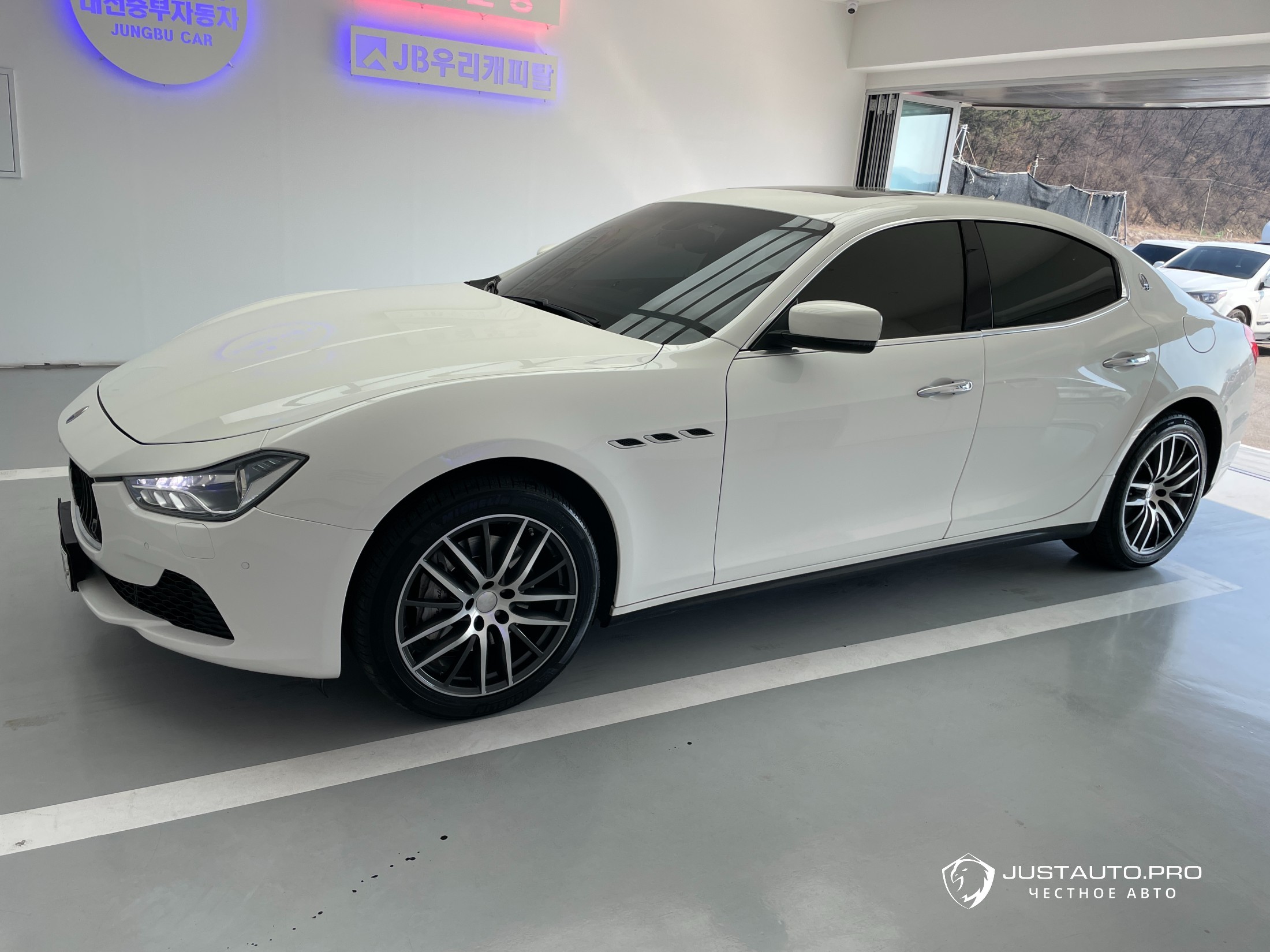 Автомобиль Maserati Ghibli