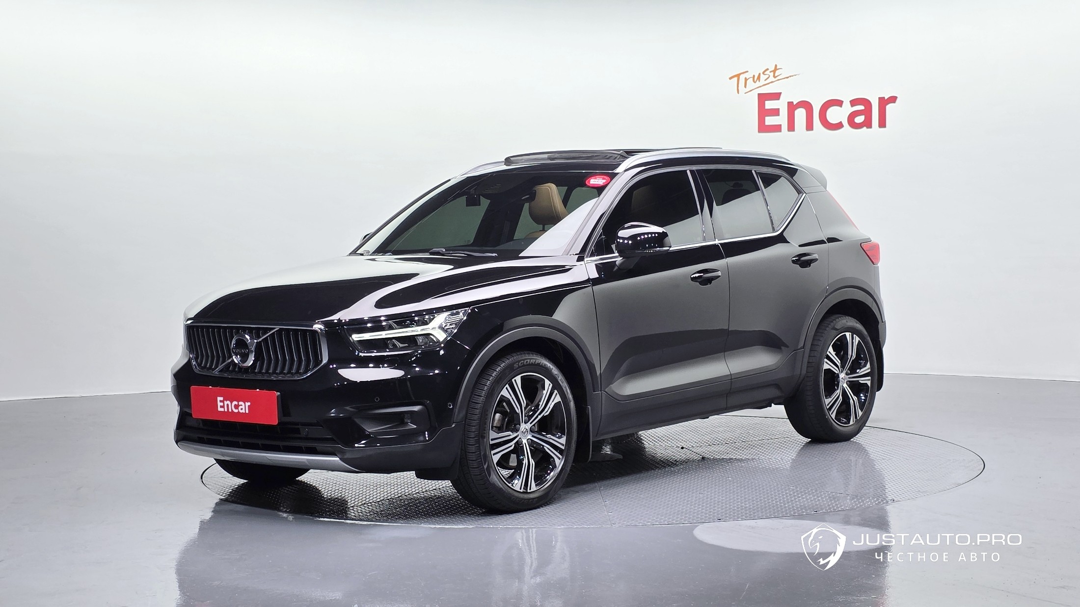Автомобиль Volvo XC40