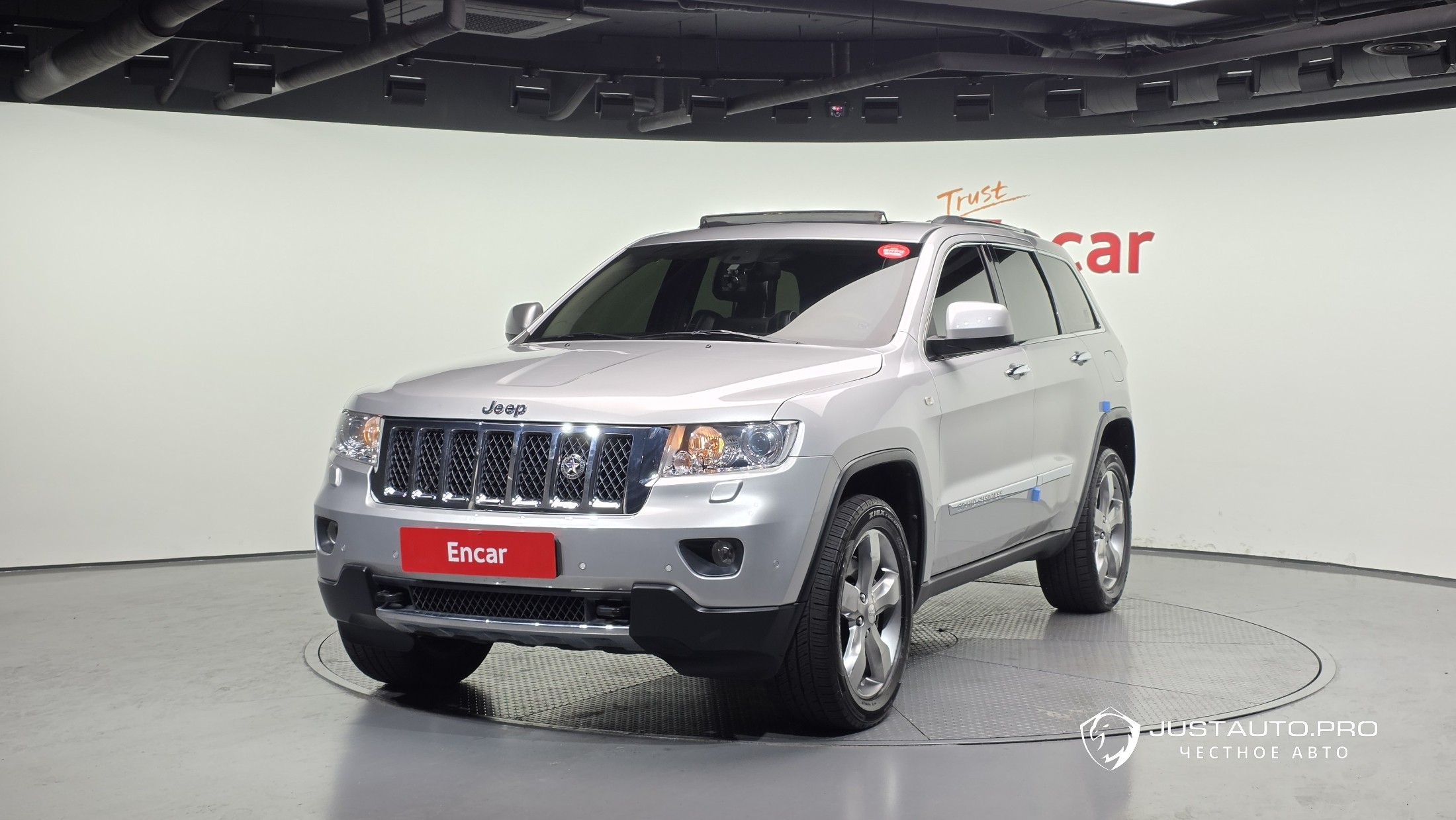 Автомобиль Jeep Cherokee