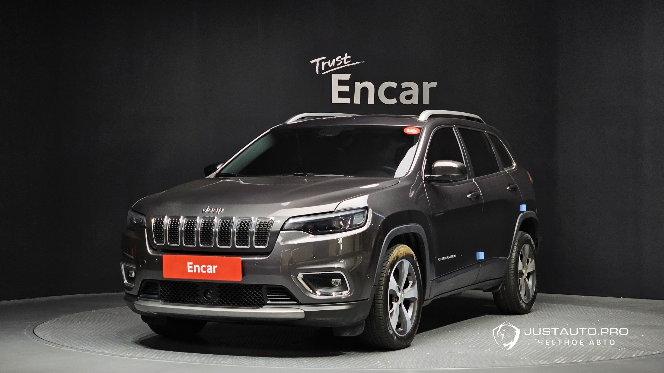 Автомобиль Jeep Cherokee
