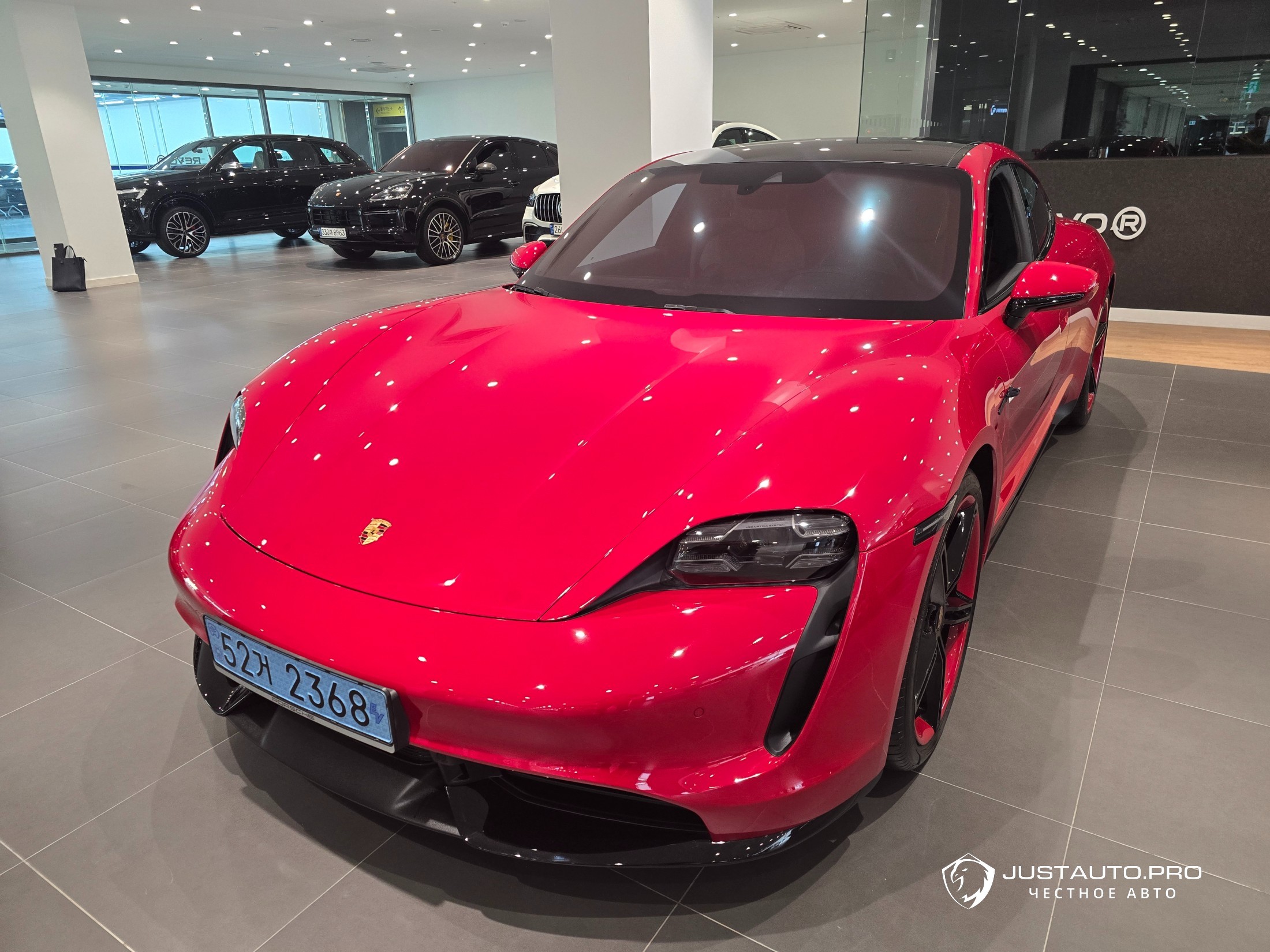 Автомобиль Porsche Taycan