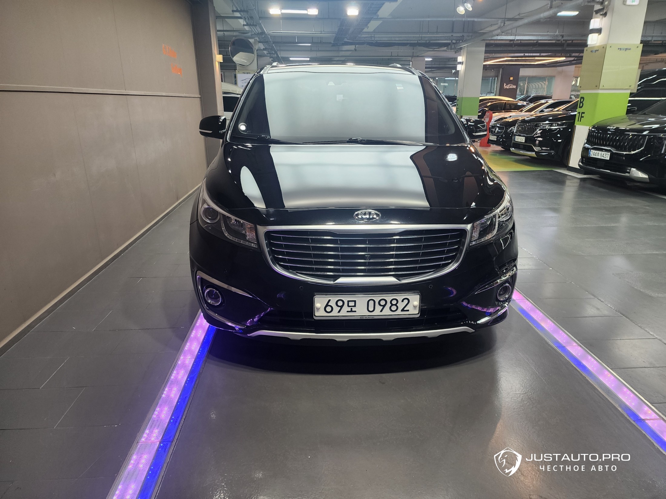 Автомобиль Kia Canival