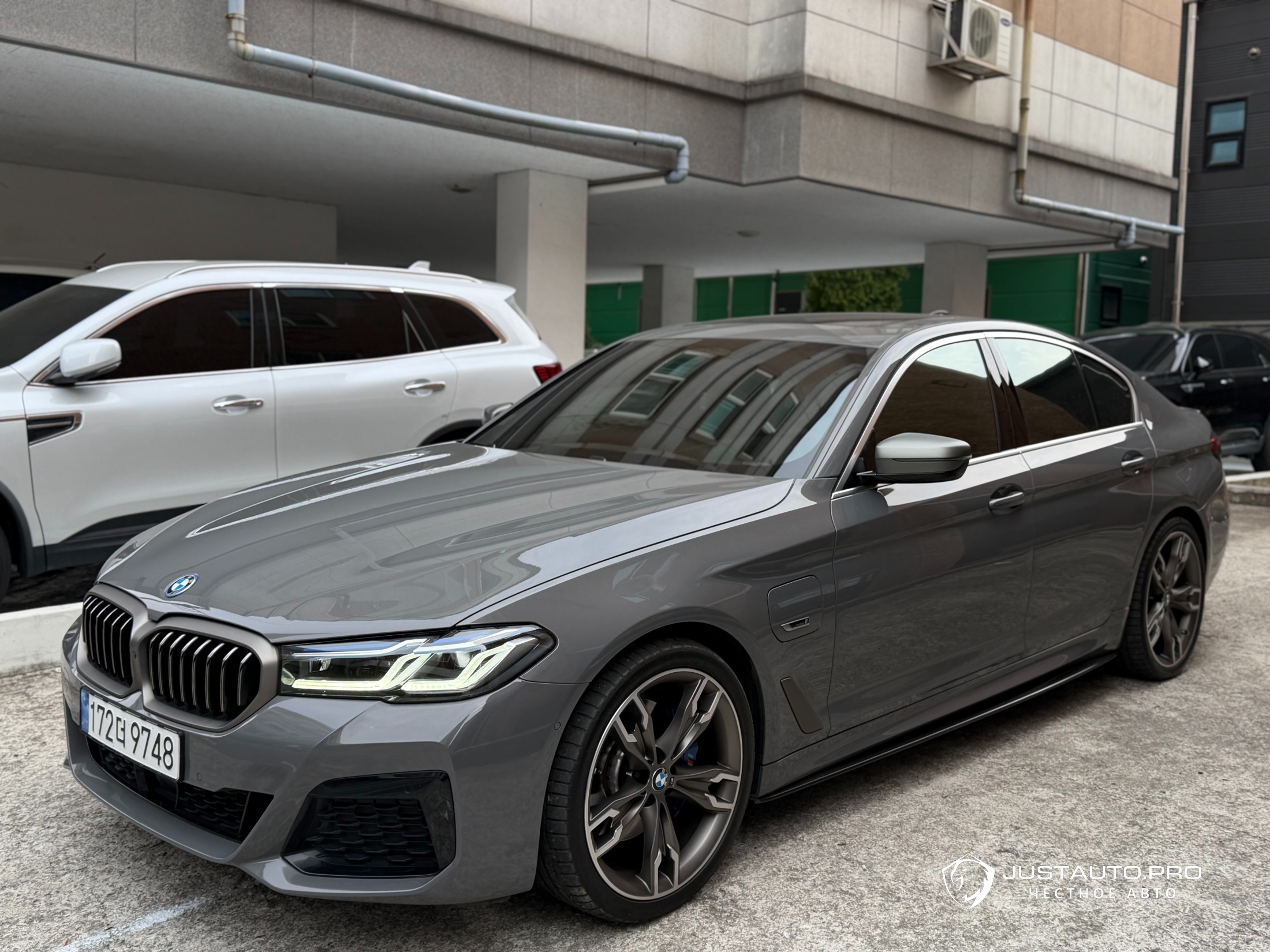 Автомобиль BMW 5-Series