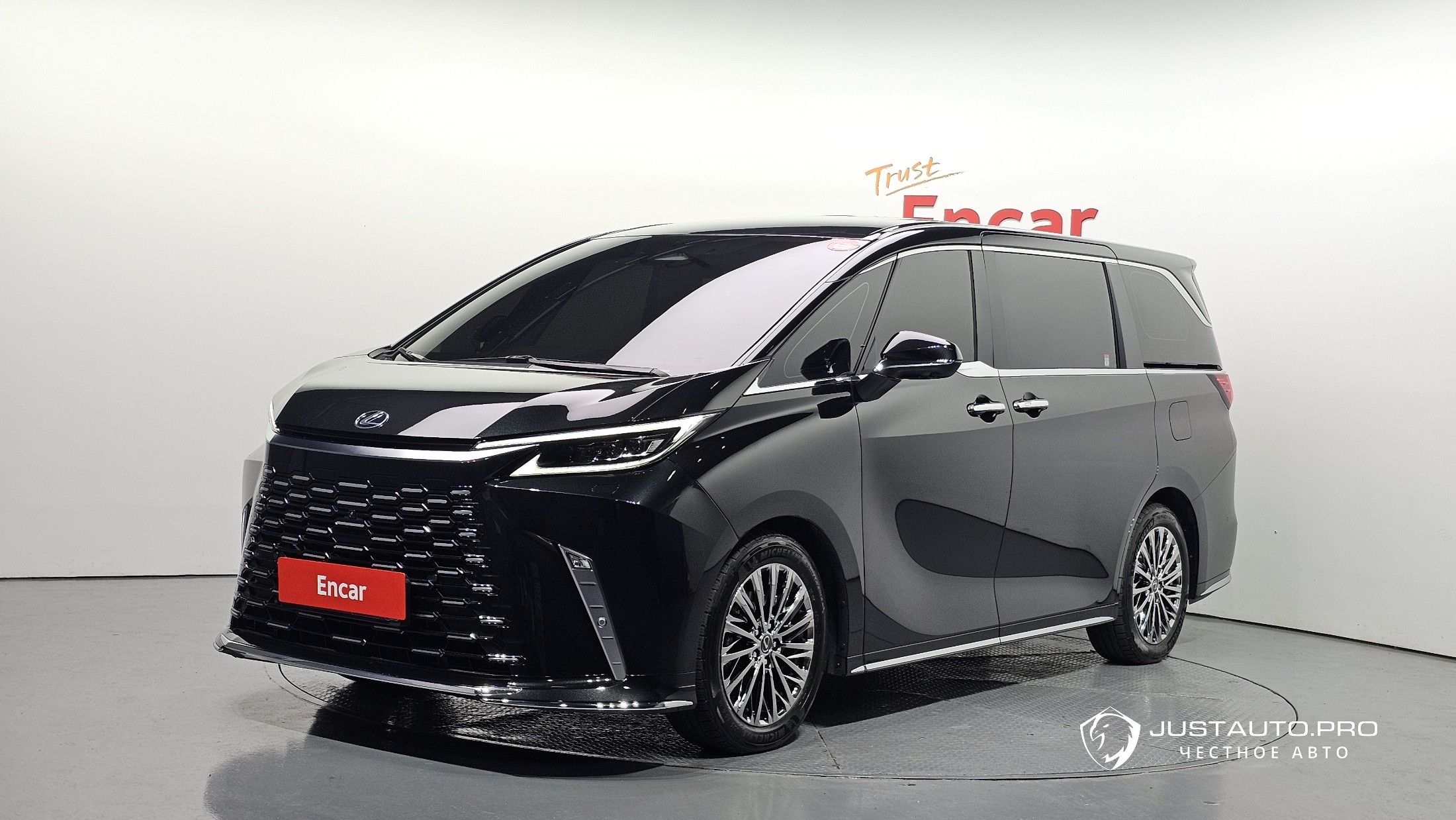 Автомобиль Lexus LM