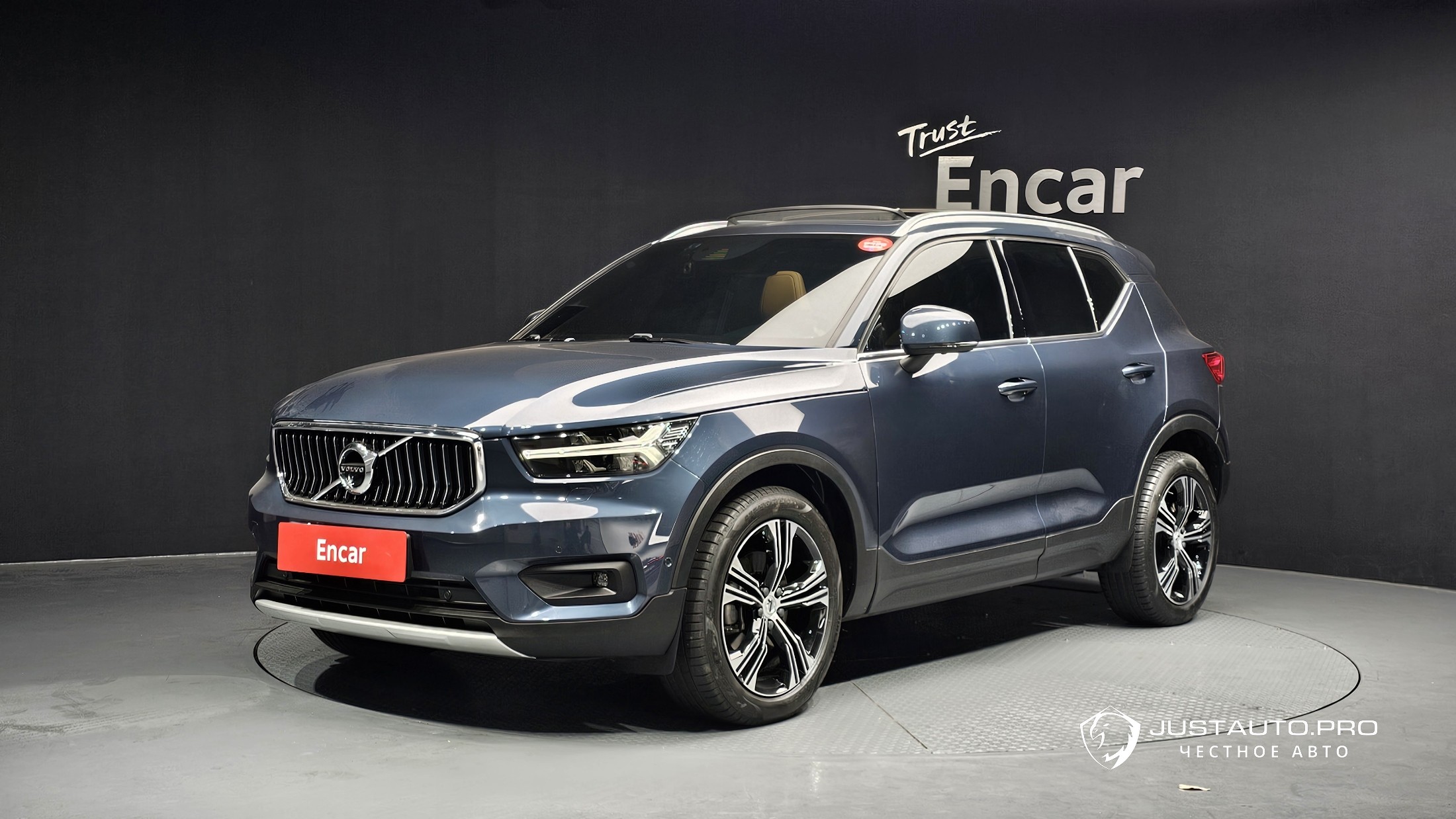 Автомобиль Volvo XC40