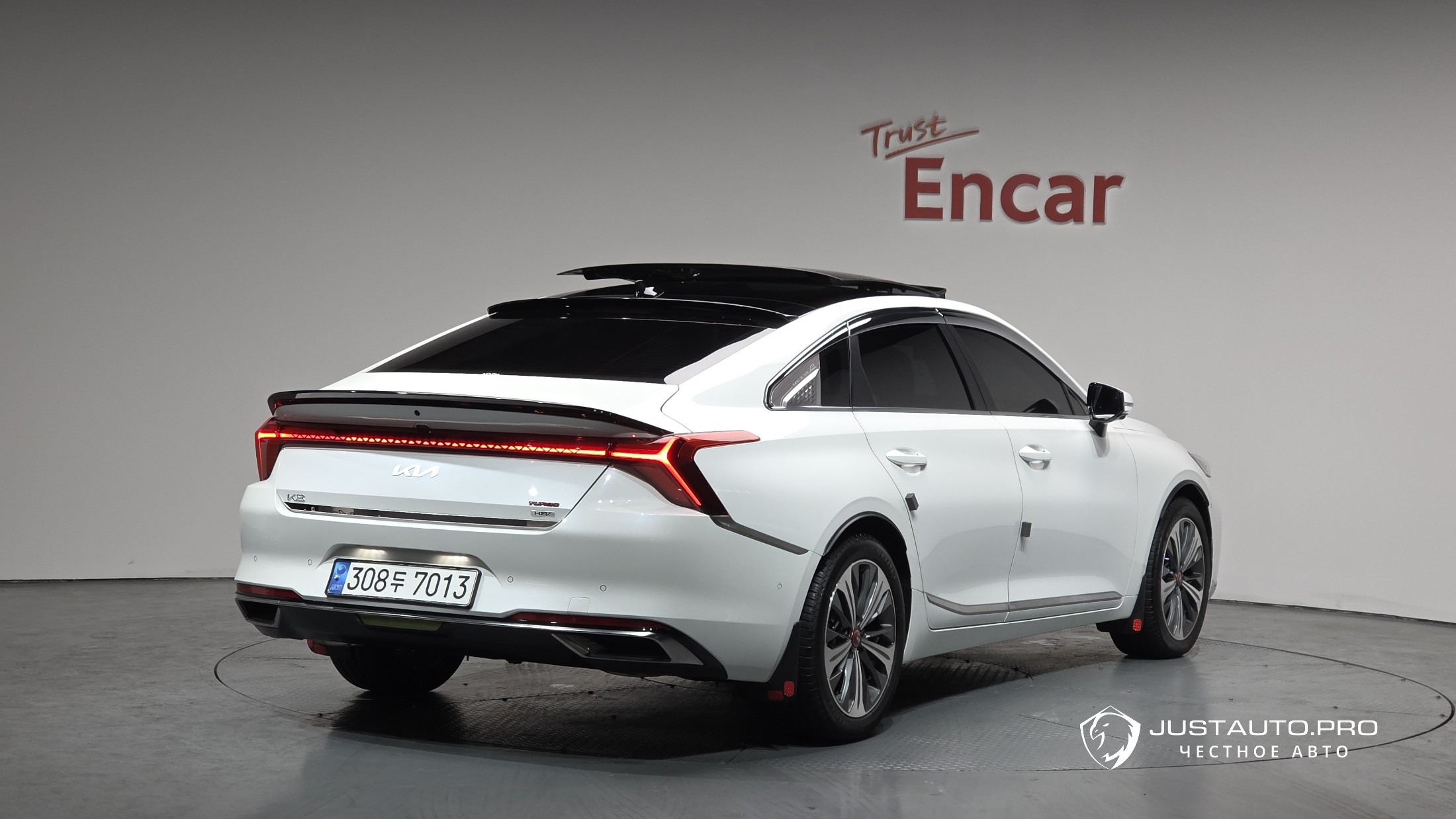 Автомобиль Kia K8