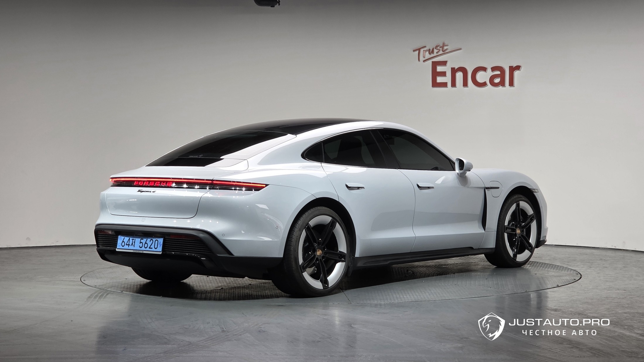 Автомобиль Porsche Taycan