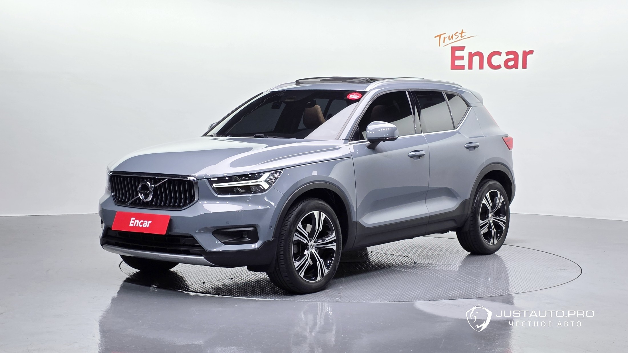 Автомобиль Volvo XC40