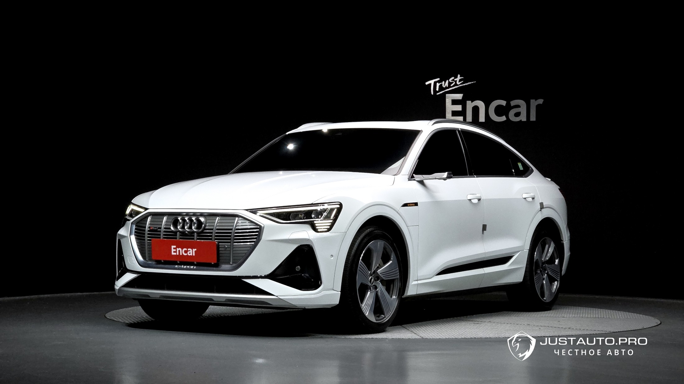 Автомобиль Audi e-tron