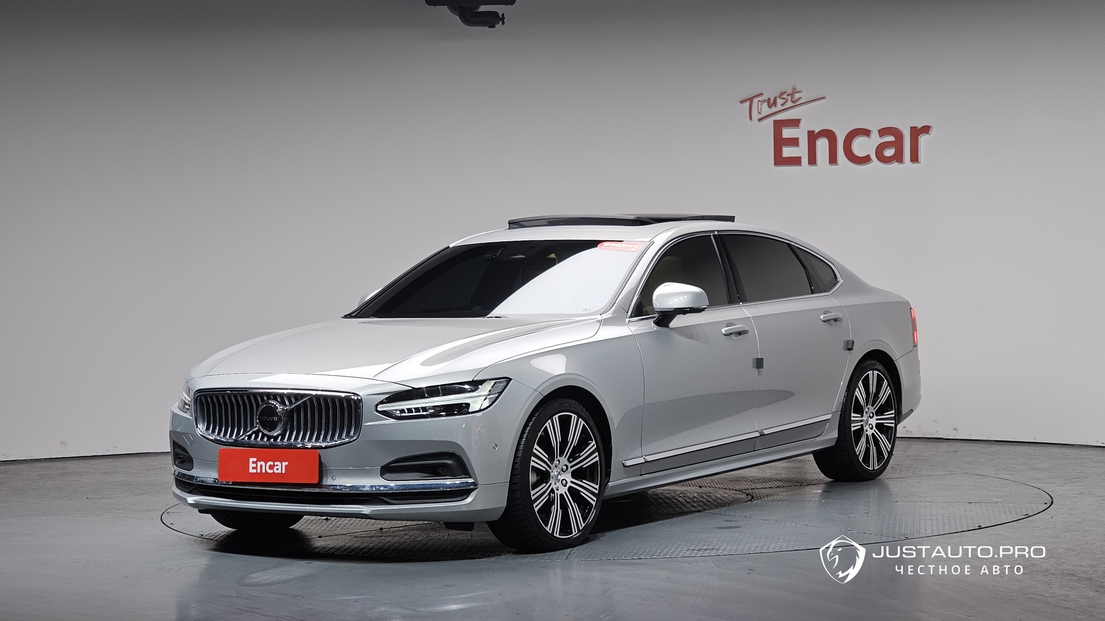 Автомобиль Volvo S90