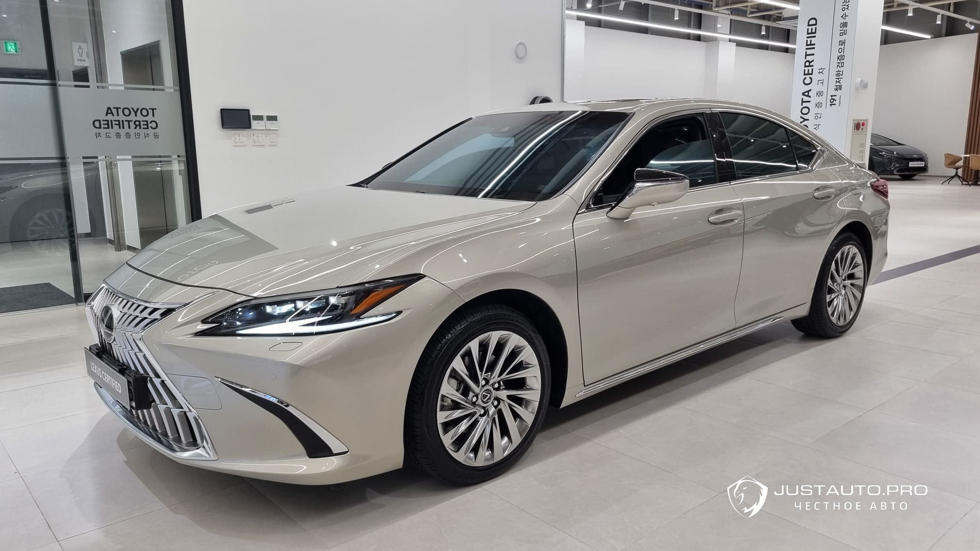 Автомобиль Lexus ES