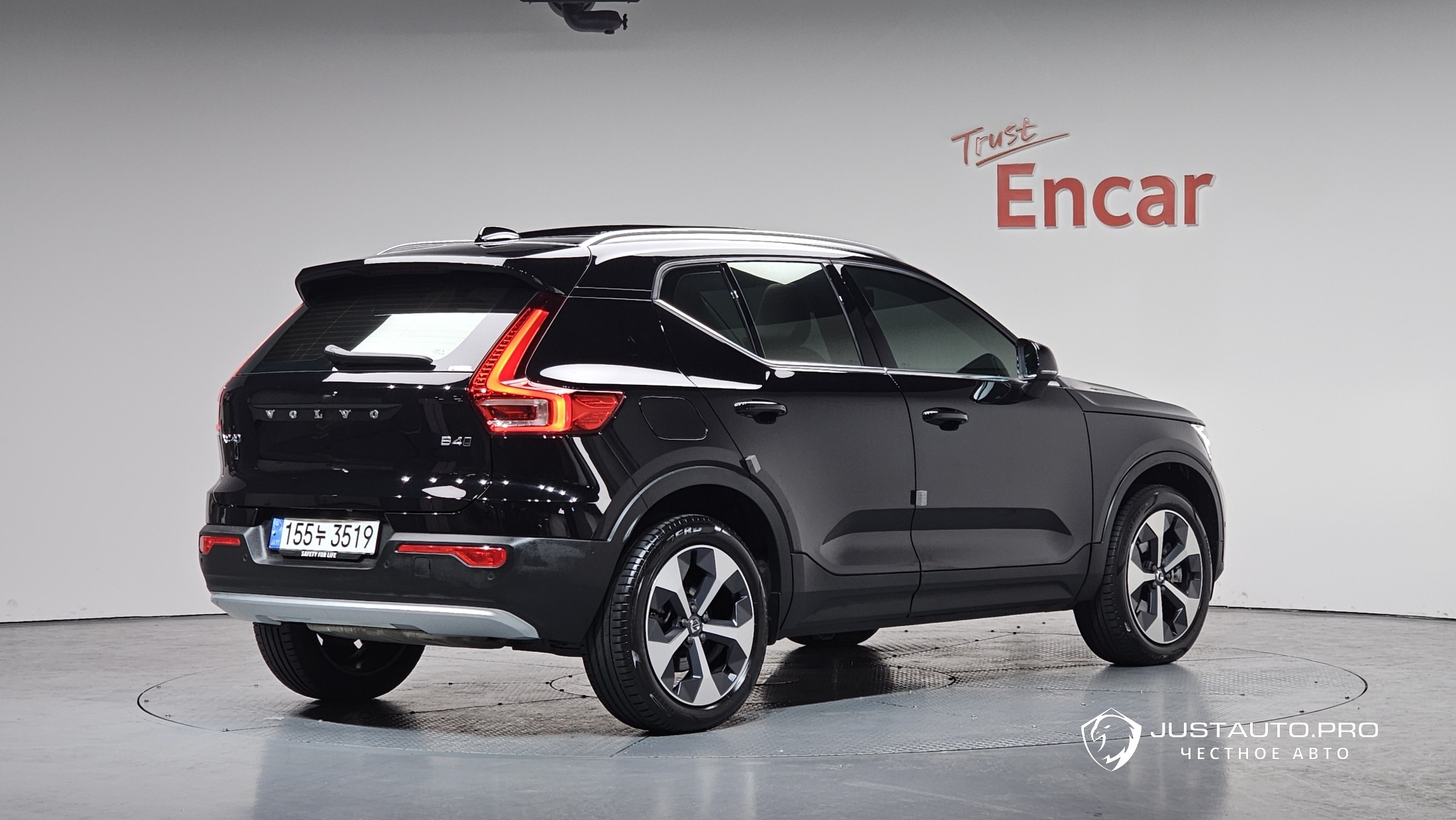 Автомобиль Volvo XC40