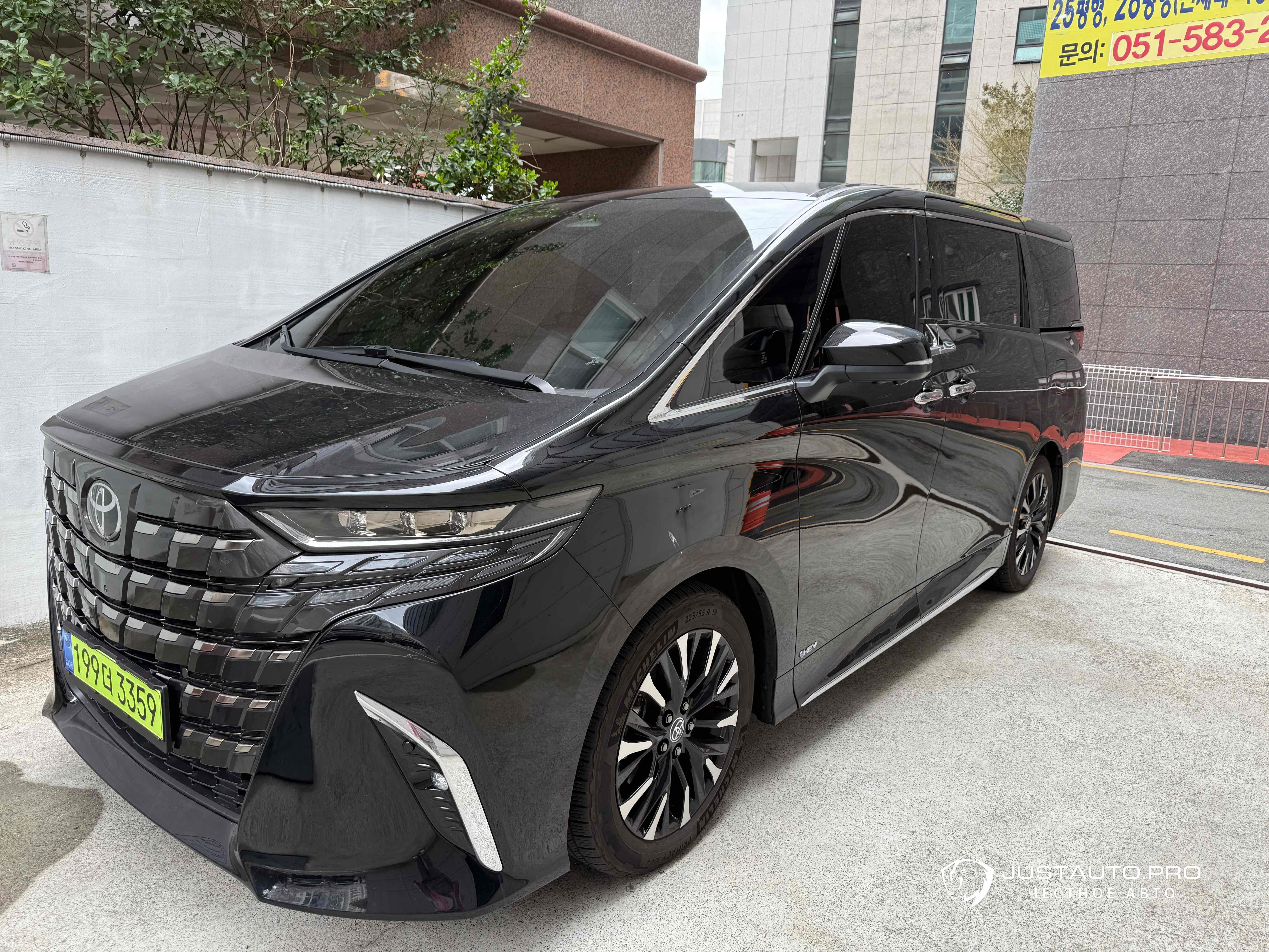 Автомобиль Toyota Alphard