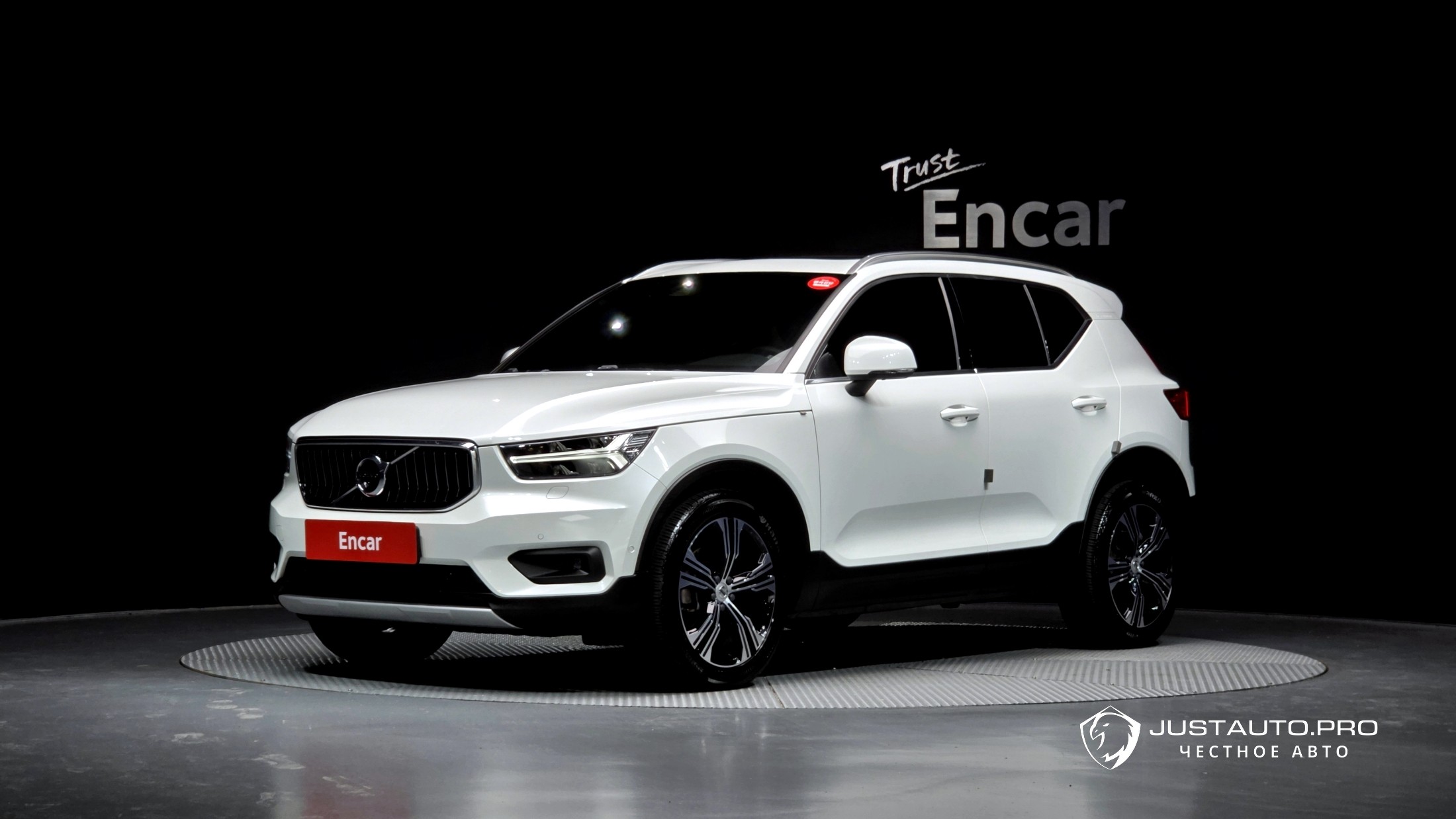 Автомобиль Volvo XC40