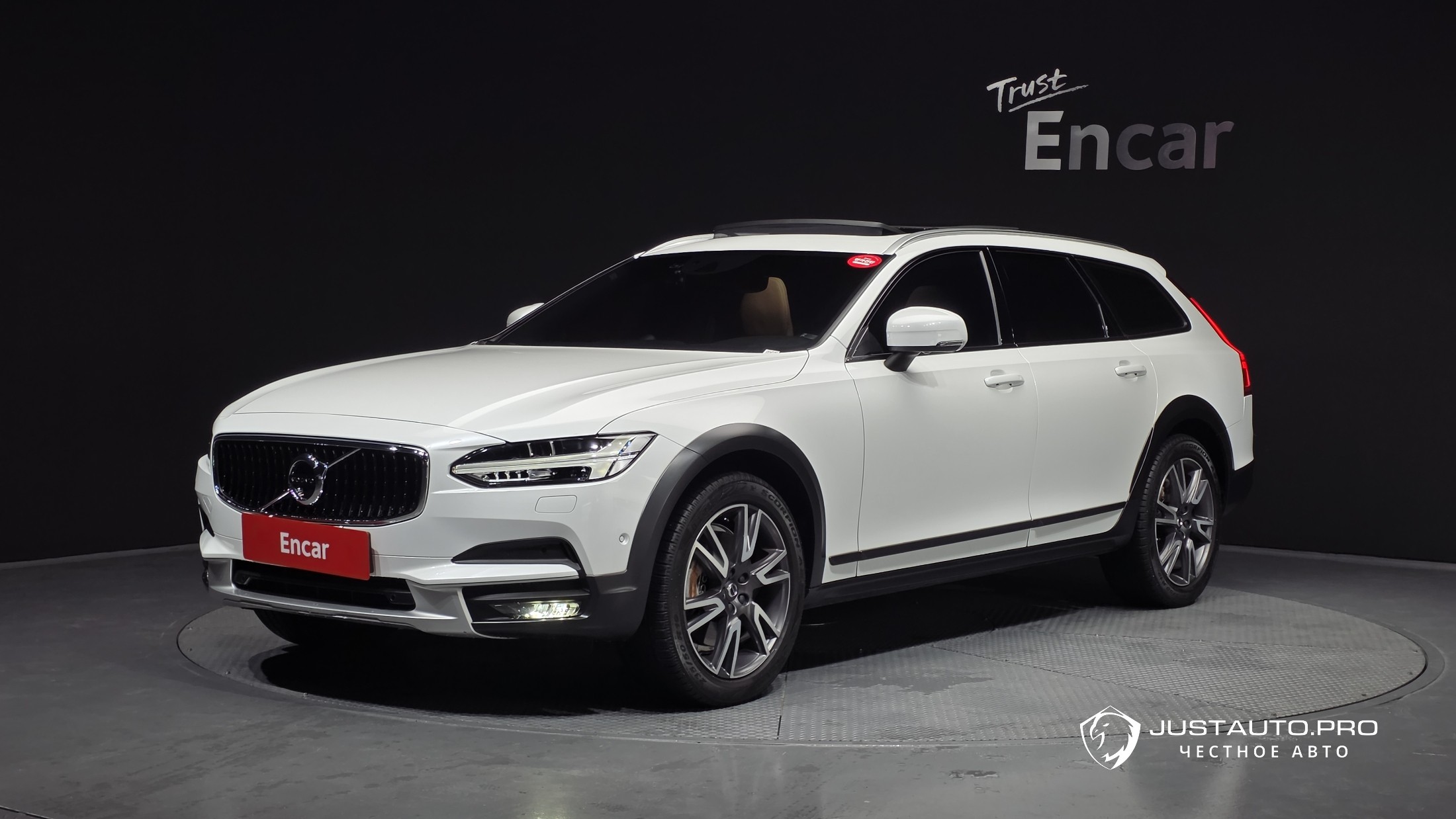 Автомобиль Volvo V90