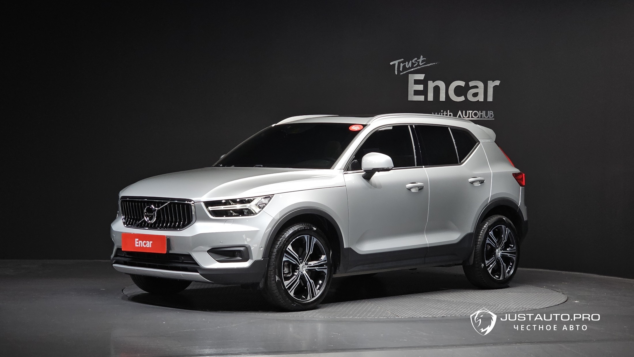 Автомобиль Volvo XC40