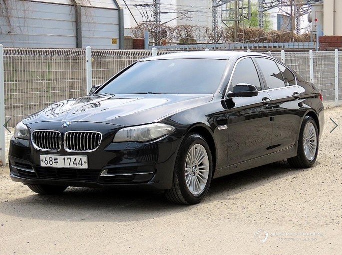 Автомобиль BMW 5-Series