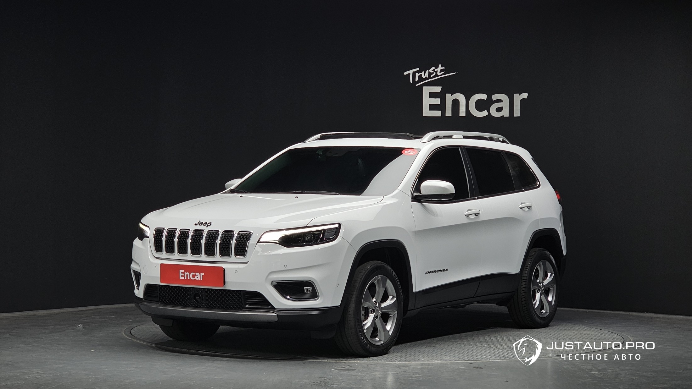 Автомобиль Jeep Cherokee