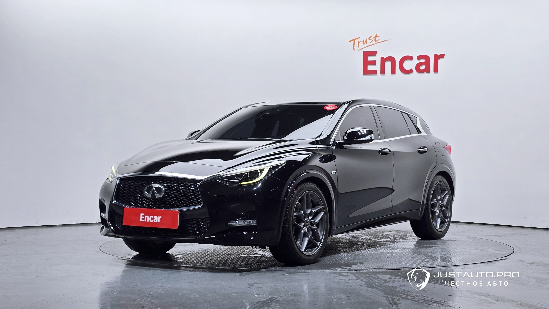 Автомобиль Infiniti Q30