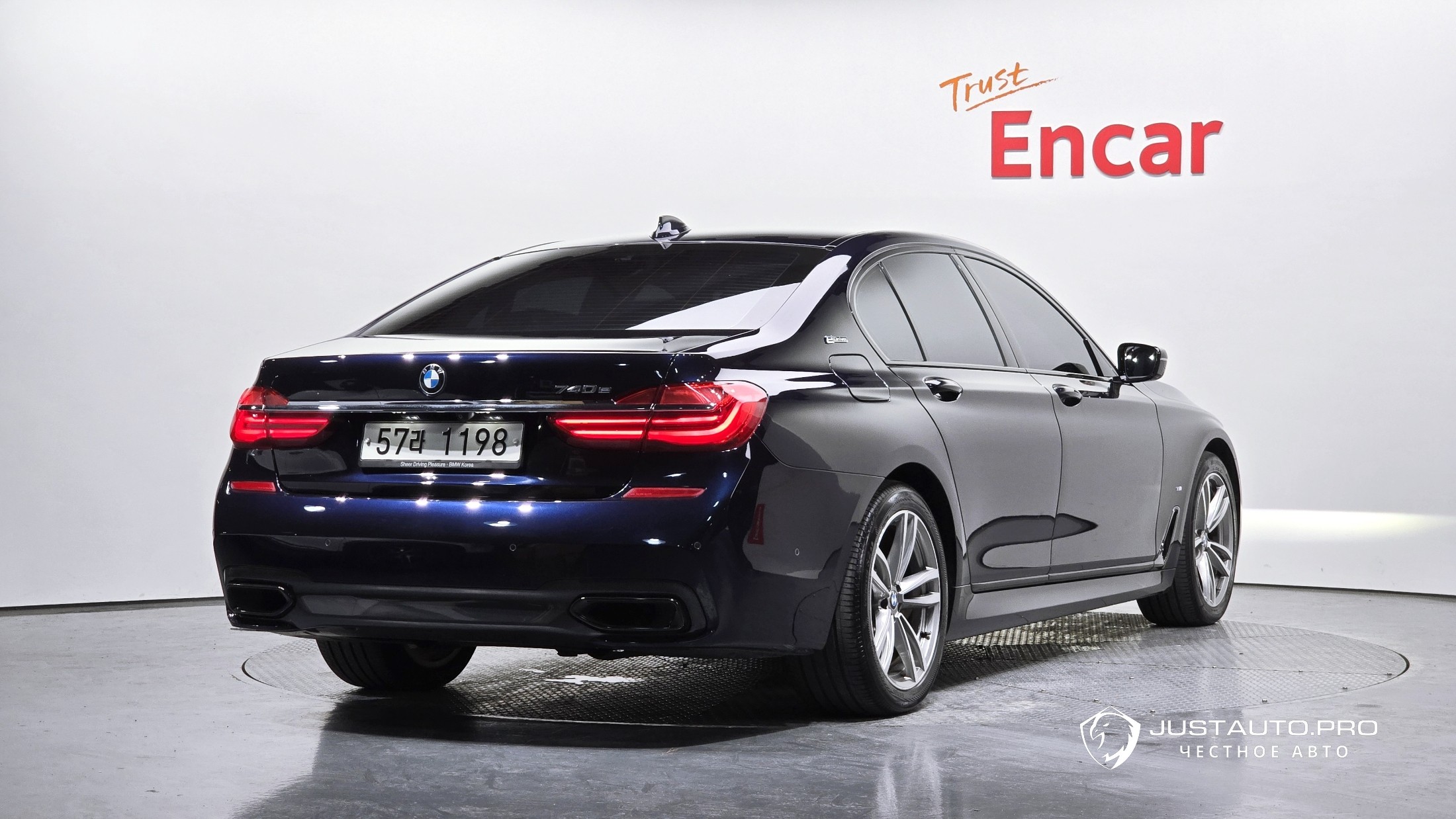 Автомобиль BMW 7-Series