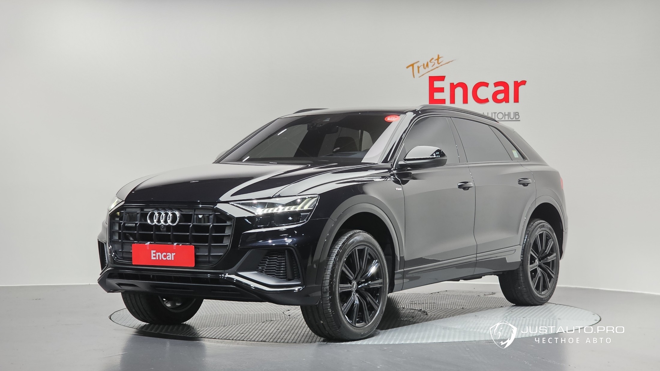 Автомобиль Audi Q8