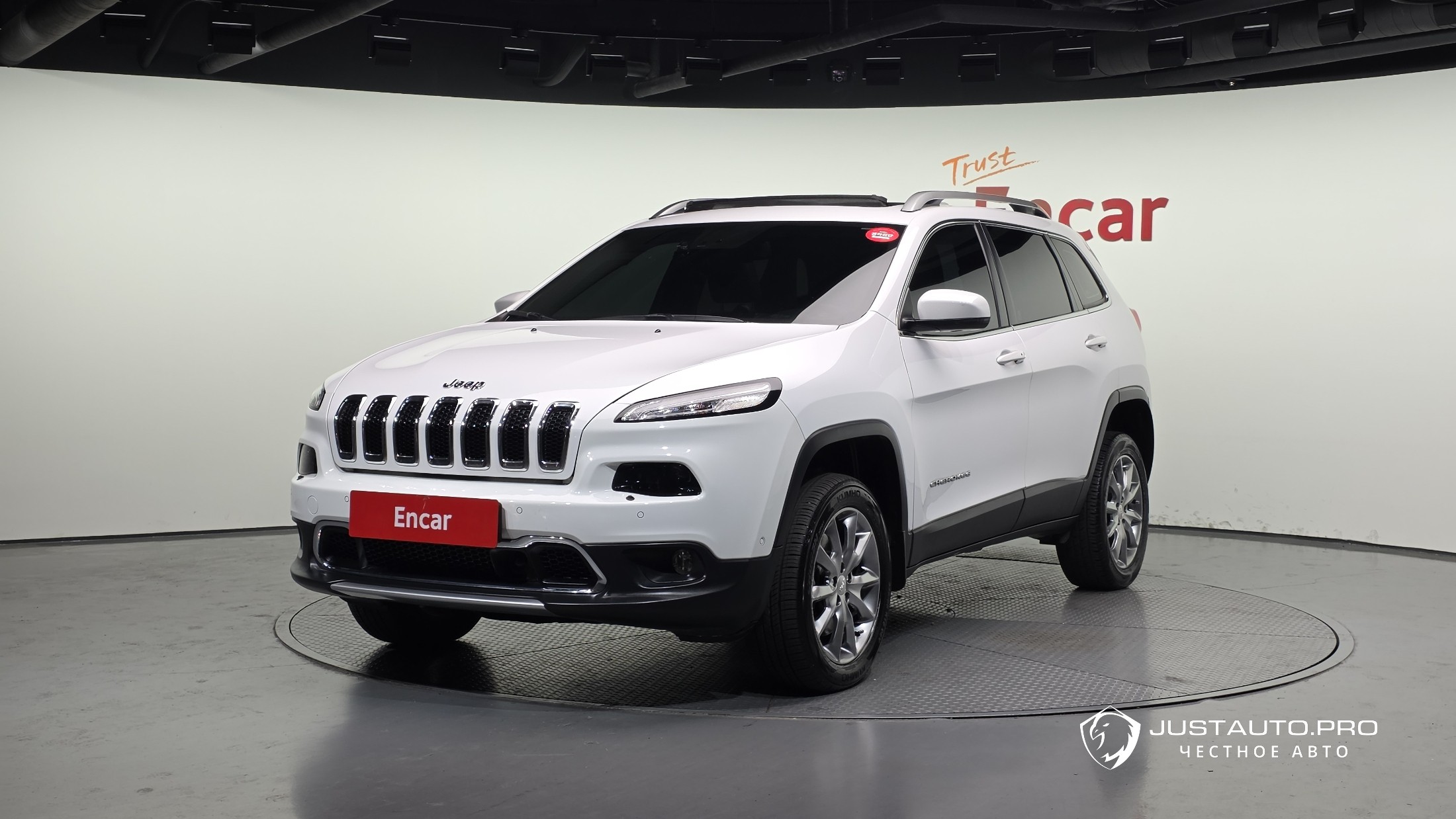 Автомобиль Jeep Cherokee