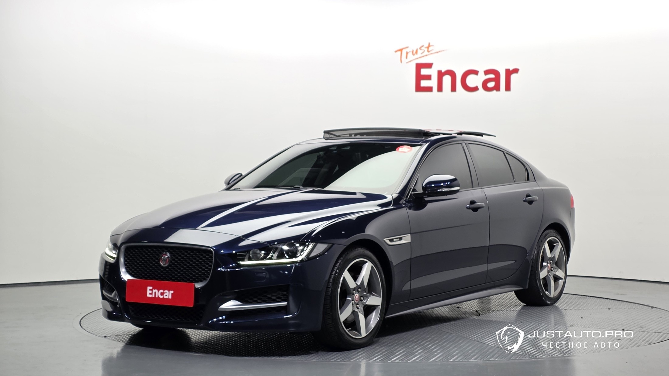 Автомобиль Jaguar XE